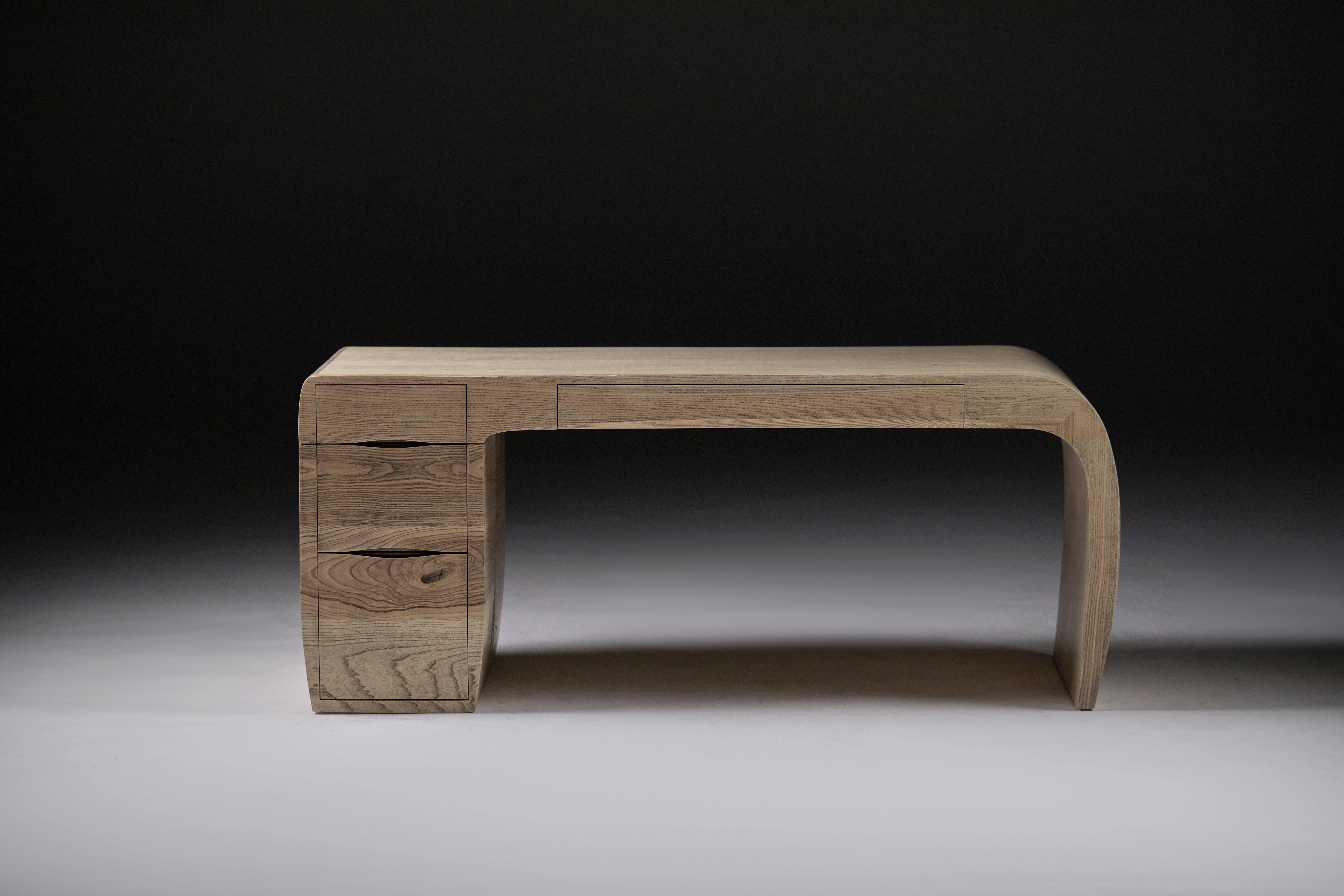 Organico moderno Scrivania in frassino con venature in ebano. Design/One, di Jonathan Field in vendita