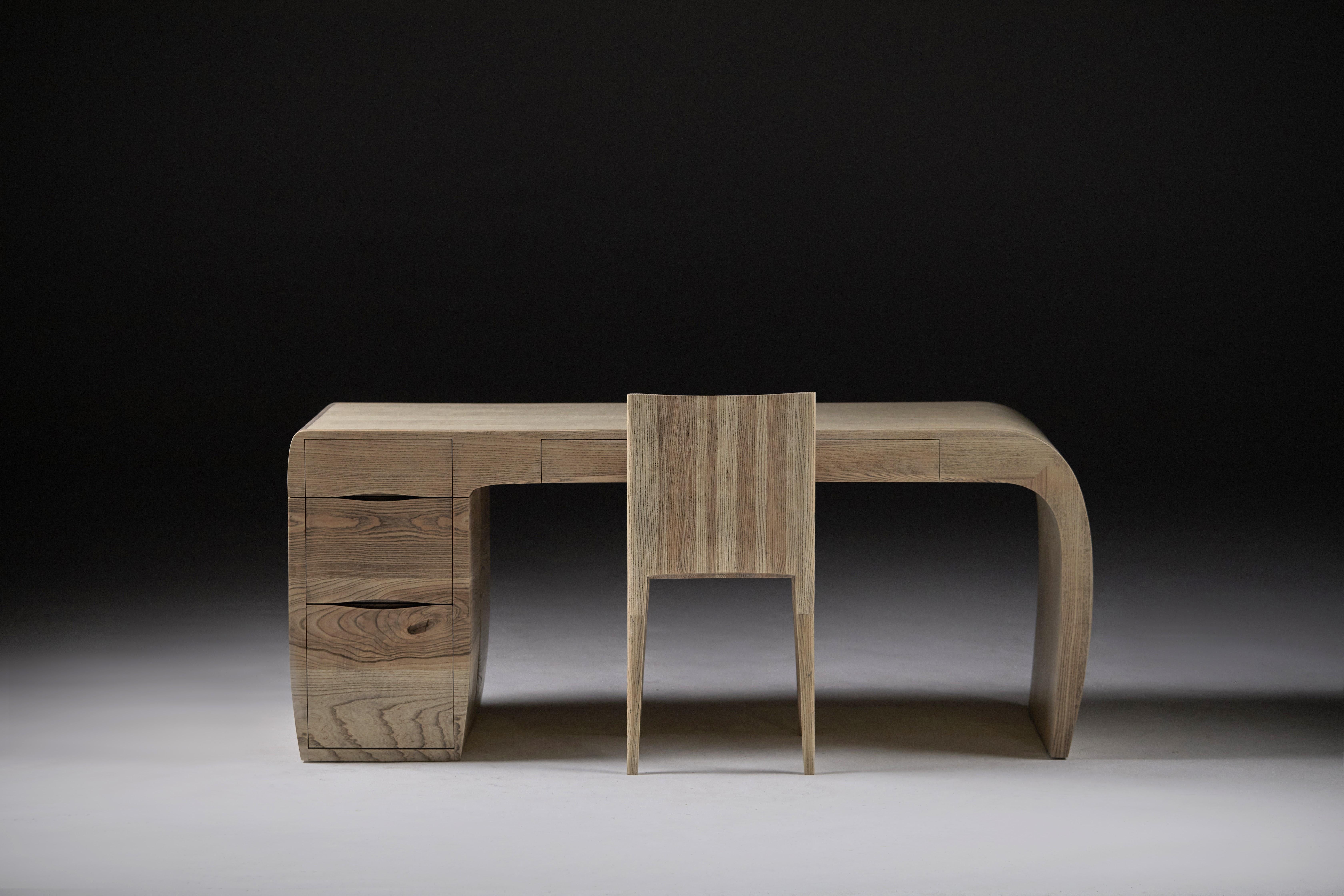 Inglese Scrivania in frassino con venature in ebano. Design/One, di Jonathan Field in vendita