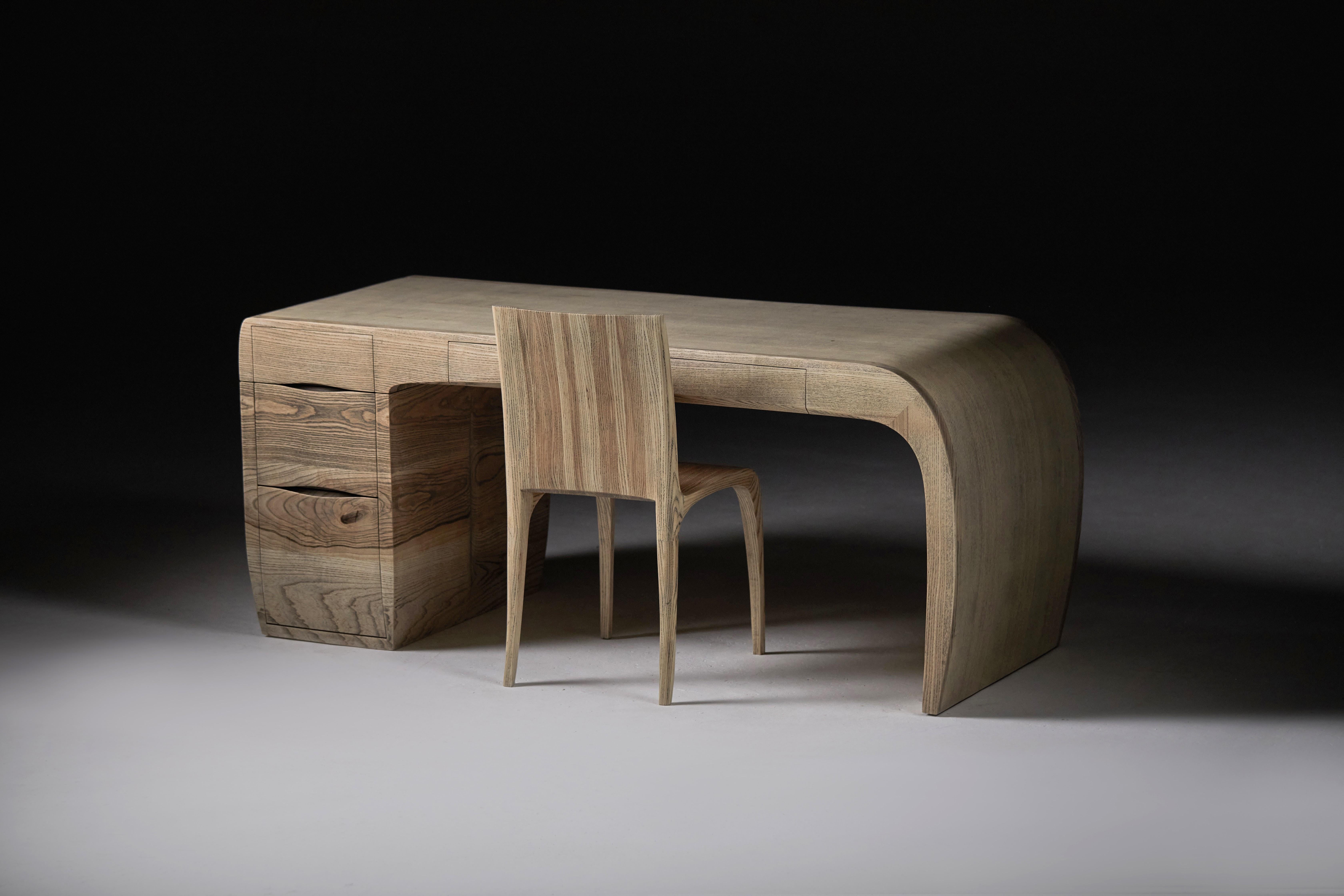 Scrivania in frassino con venature in ebano. Design/One, di Jonathan Field In condizioni Nuovo in vendita a London, GB