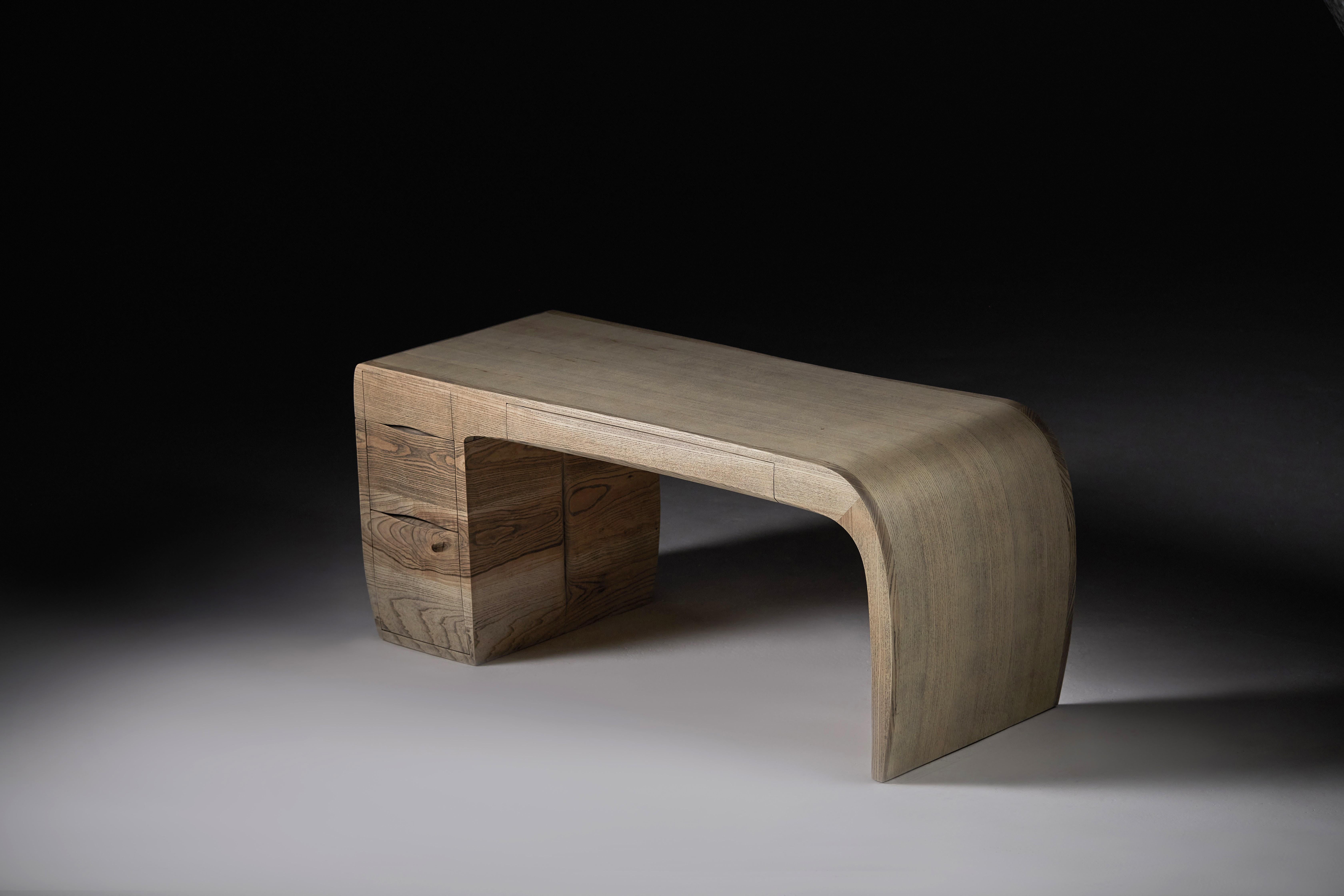 Frassino Scrivania in frassino con venature in ebano. Design/One, di Jonathan Field in vendita