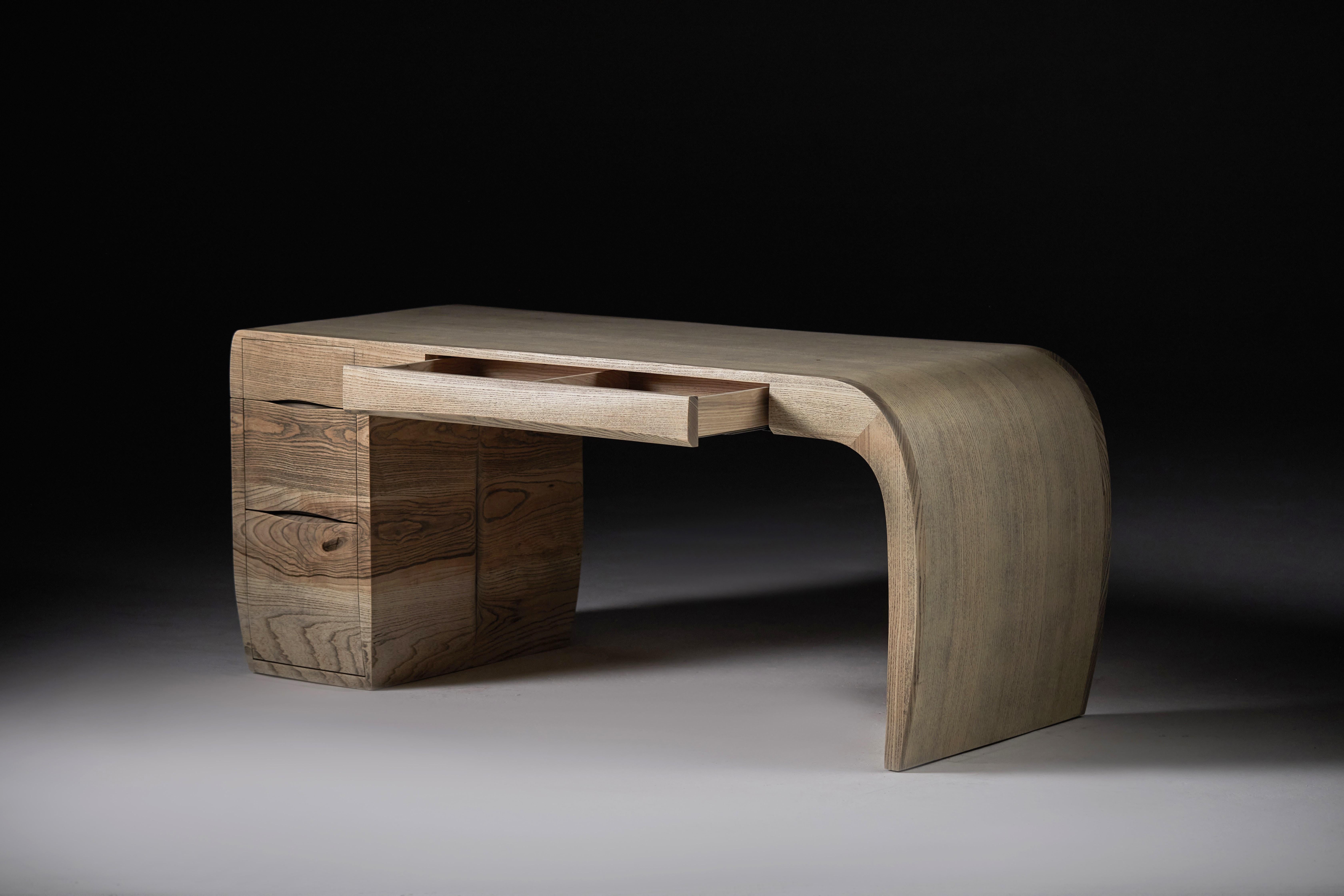 Scrivania in frassino con venature in ebano. Design/One, di Jonathan Field in vendita 1
