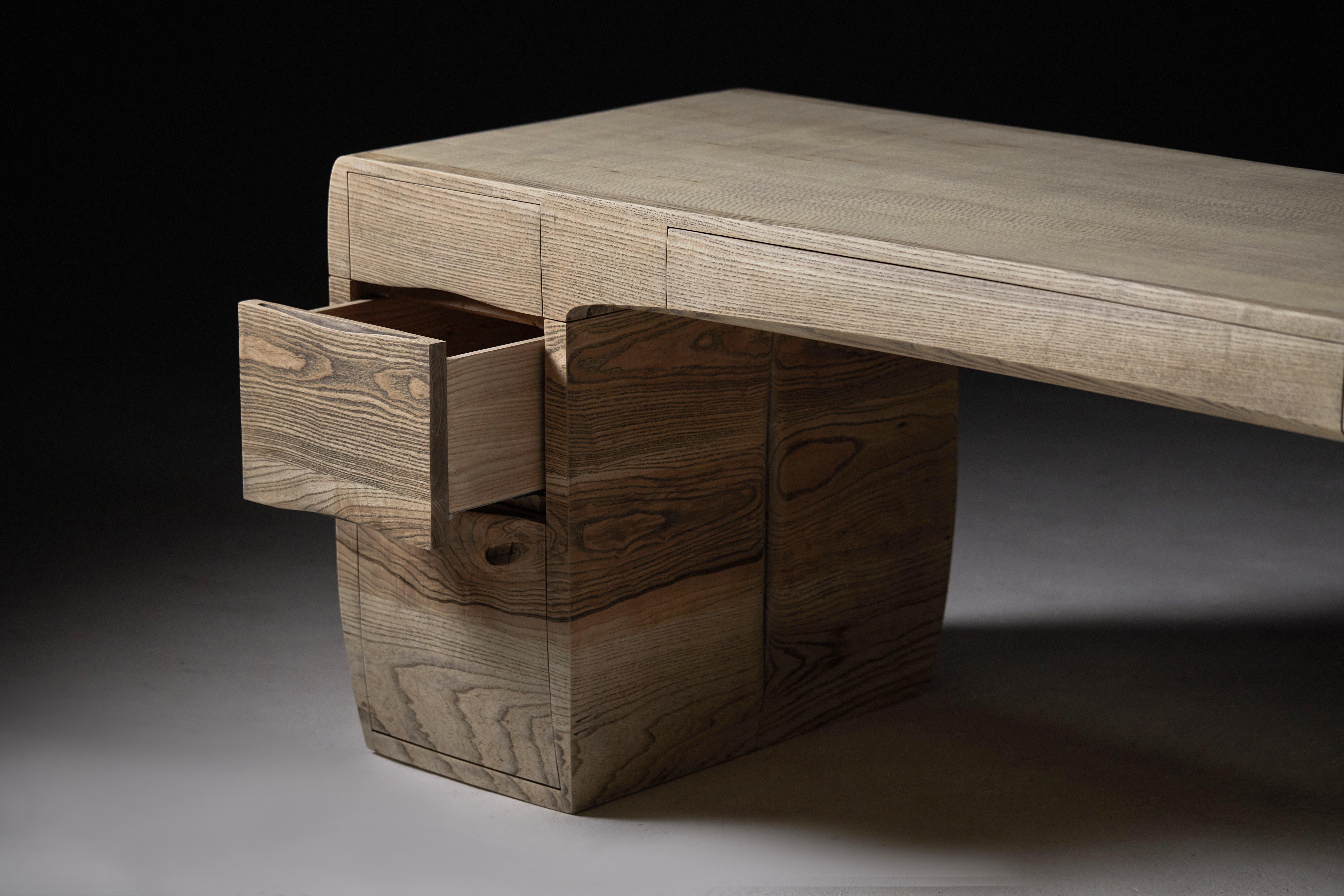 Scrivania in frassino con venature in ebano. Design/One, di Jonathan Field in vendita 2