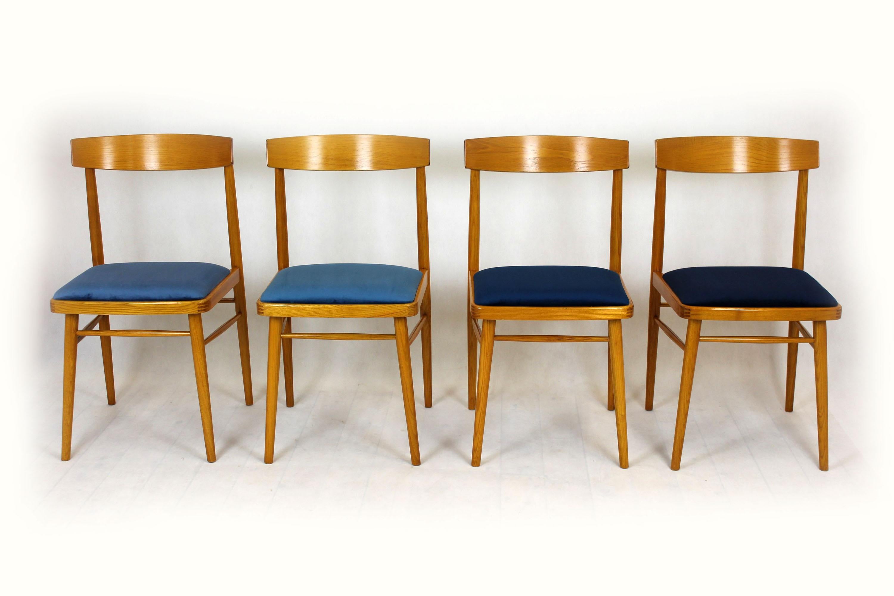 Chaises de salle à manger en frêne de Ton, années 1960, ensemble de 4 pièces en vente 6