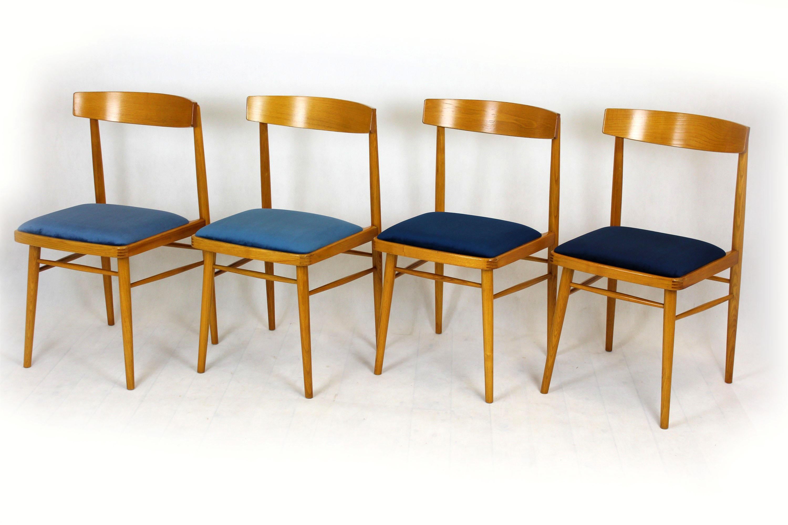 Dieses Set aus vier Eschenstühlen wurde in den 1960er Jahren von Ton (ehemals Thonet) hergestellt. Die Sitze wurden aufgearbeitet und mit hochwertigem Stoff in vier leicht unterschiedlichen Blautönen bezogen.
  