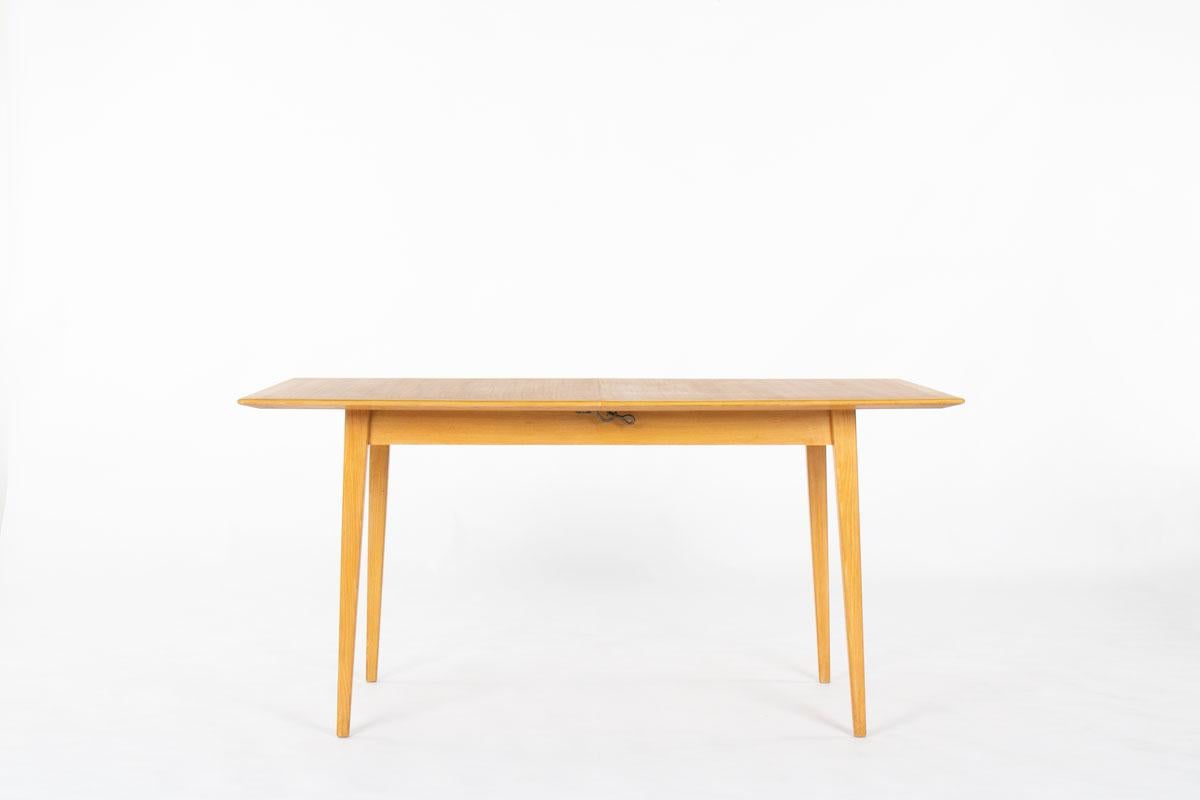 Scopri la sobria eleganza di questo tavolo da pranzo rettangolare in frassino, una raffinata creazione del designer francese René-Jean Caillette e prodotta da Charron negli anni '50. Con le sue linee pulite e le proporzioni equilibrate, il tavolo