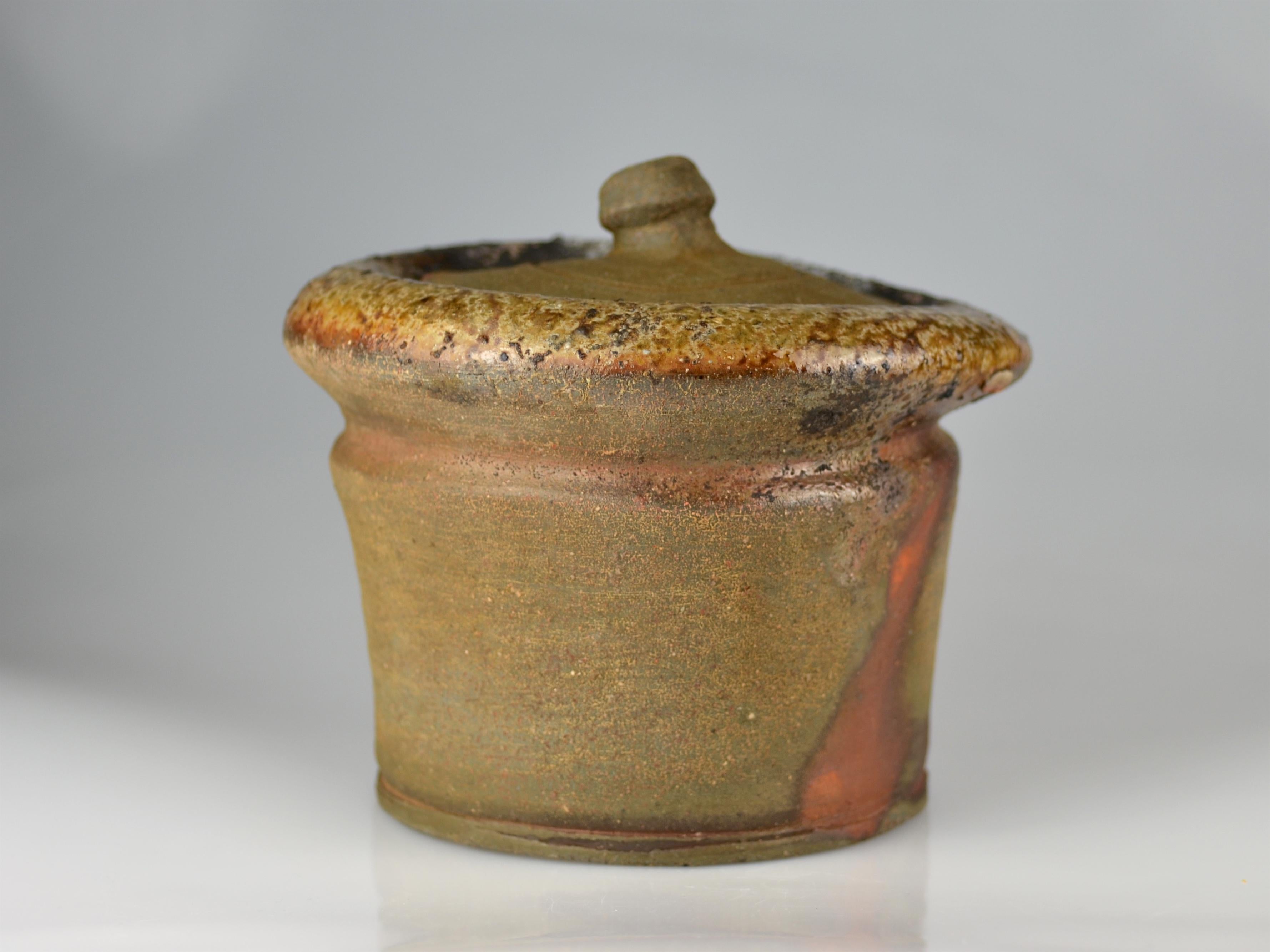 Japanese Ash Glazed Lidded Jar with Arrow-Notch Type Mouth by Kaneshige Makoto, 1945 For Sale