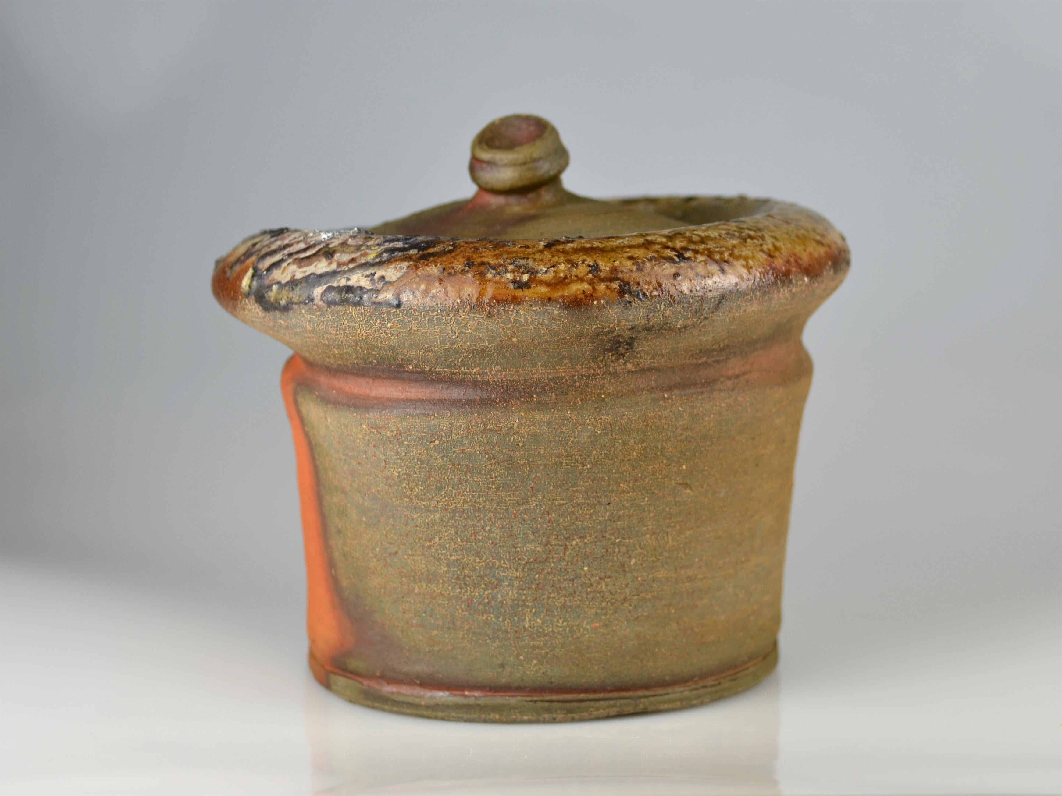 Ash Glazed Lidded Jar with Arrow-Notch Type Mouth by Kaneshige Makoto, 1945 In Excellent Condition For Sale In Berlin, Berlin