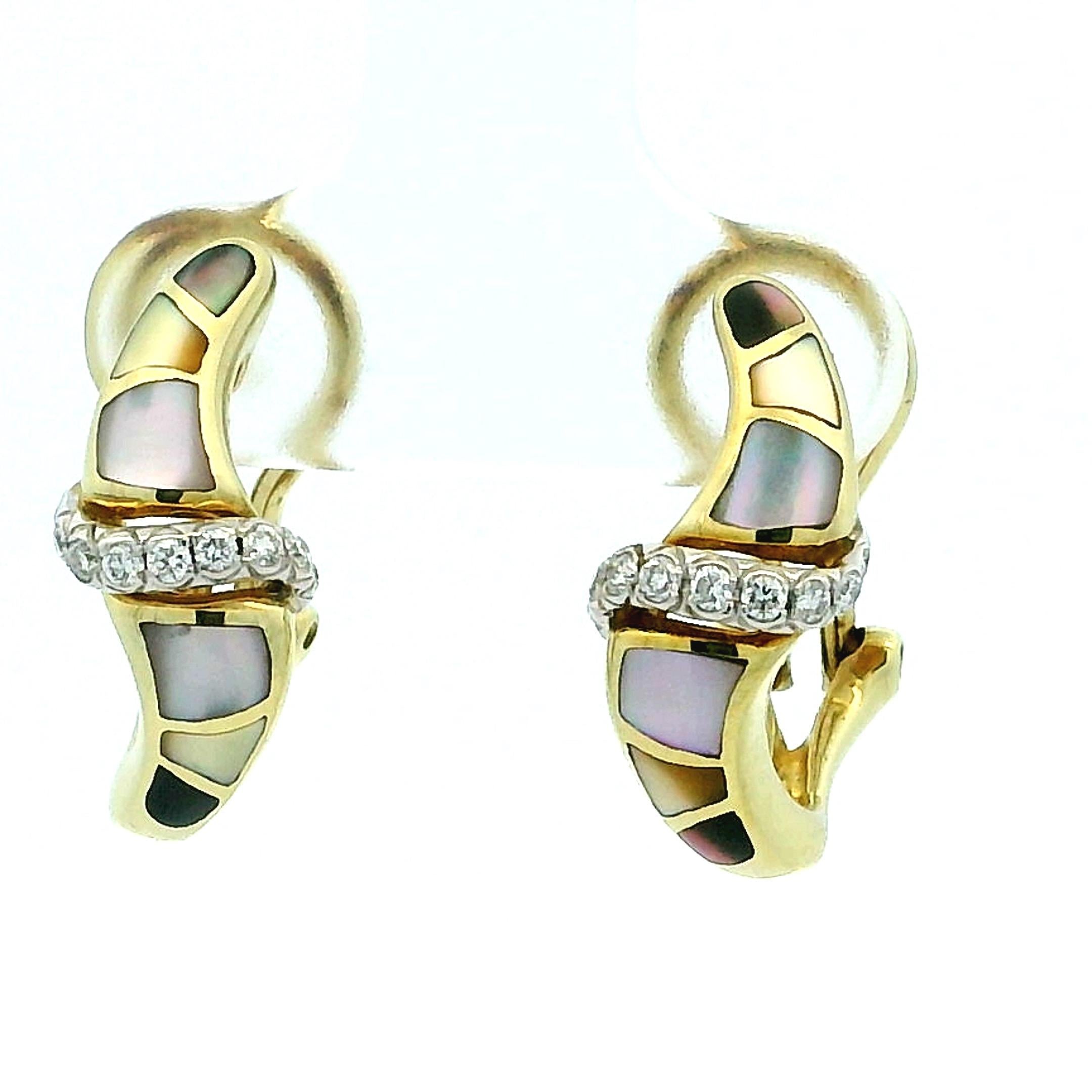 Ein raffiniertes Paar Ohrringe von Ash Grossbardt, gefertigt aus 14-karätigem Gelbgold und mit der für die Designerin typischen geometrischen Perlmutteinlage versehen. Das natürliche Schillern der Muschel erzeugt ein sanftes Farbenspiel, das durch