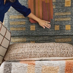 Handgewebter indischer Jute-Teppich aus Eschenholz mit geometrischem Muster in Erdtönen in Blau, Grau