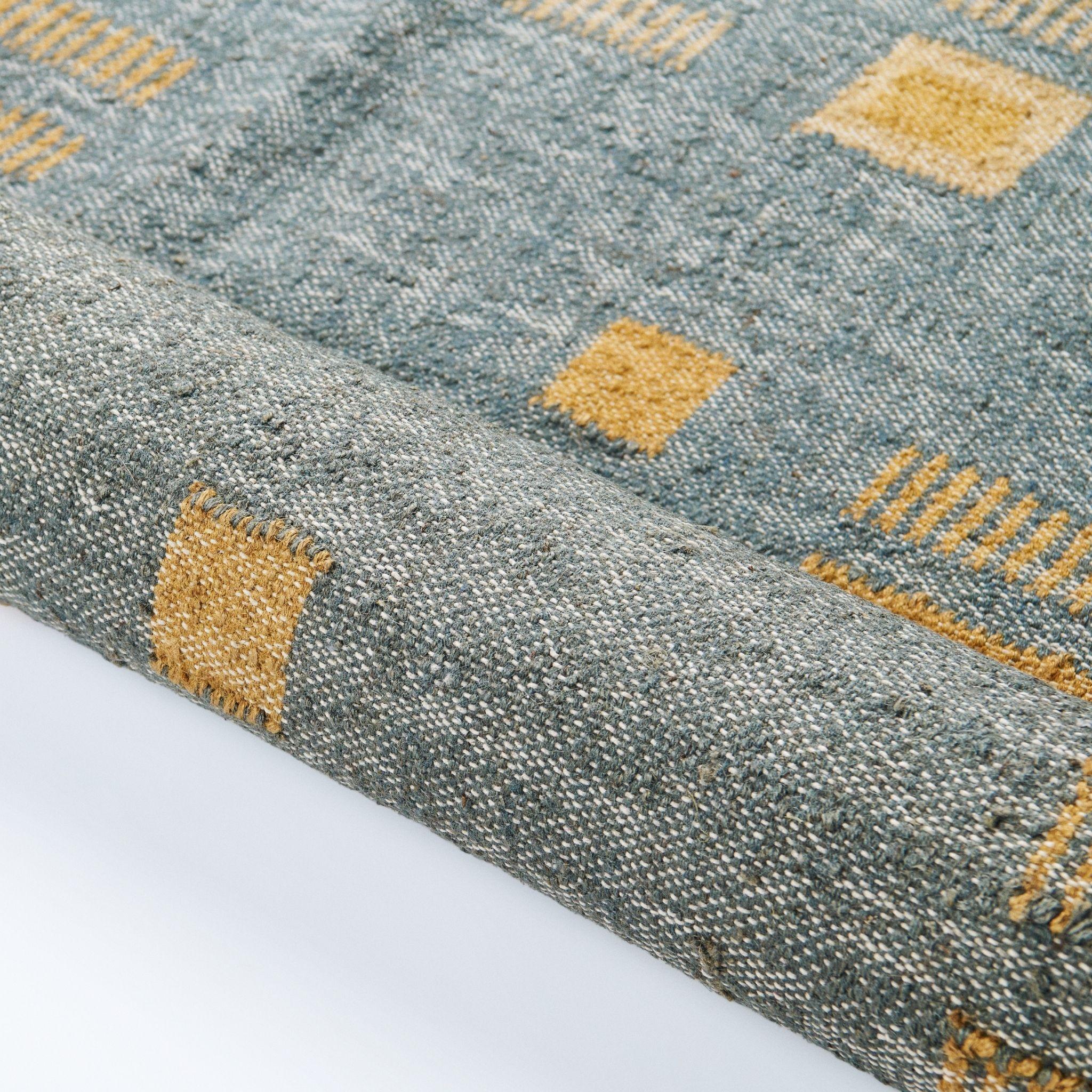 Ash Handwoven Geometric Pattern Jute Indian Rug in Earthy Shades of Blue , Gray In New Condition For Sale In Bloomfield Hills, MI