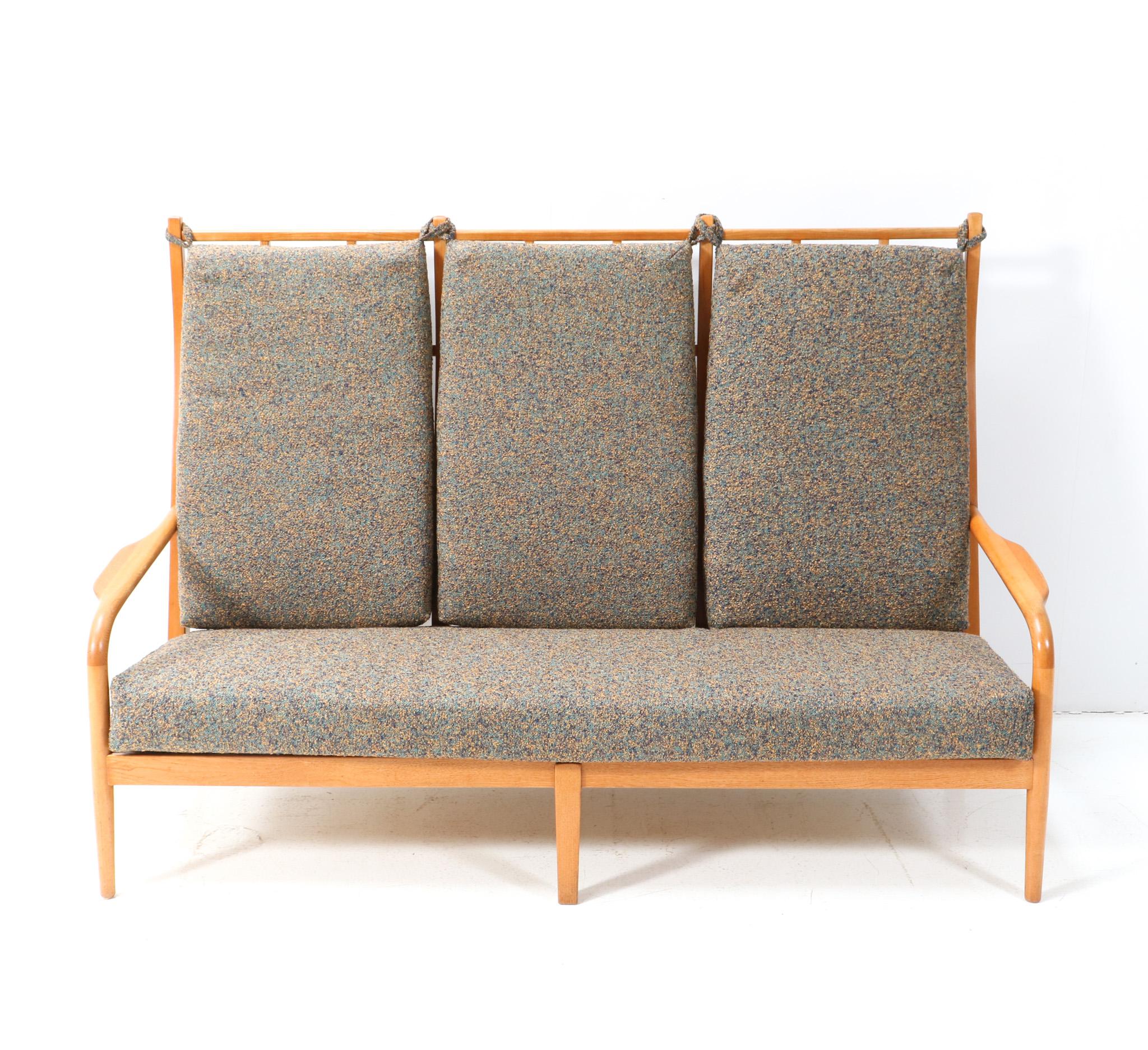 Magnifique et unique canapé ou banc à haut dossier de style moderne du milieu du siècle.
Design/One par Frits Eschauzier Jr.
Un design néerlandais saisissant des années 1960.
Structure en frêne massif et les coussins sont retapissés avec un tissu