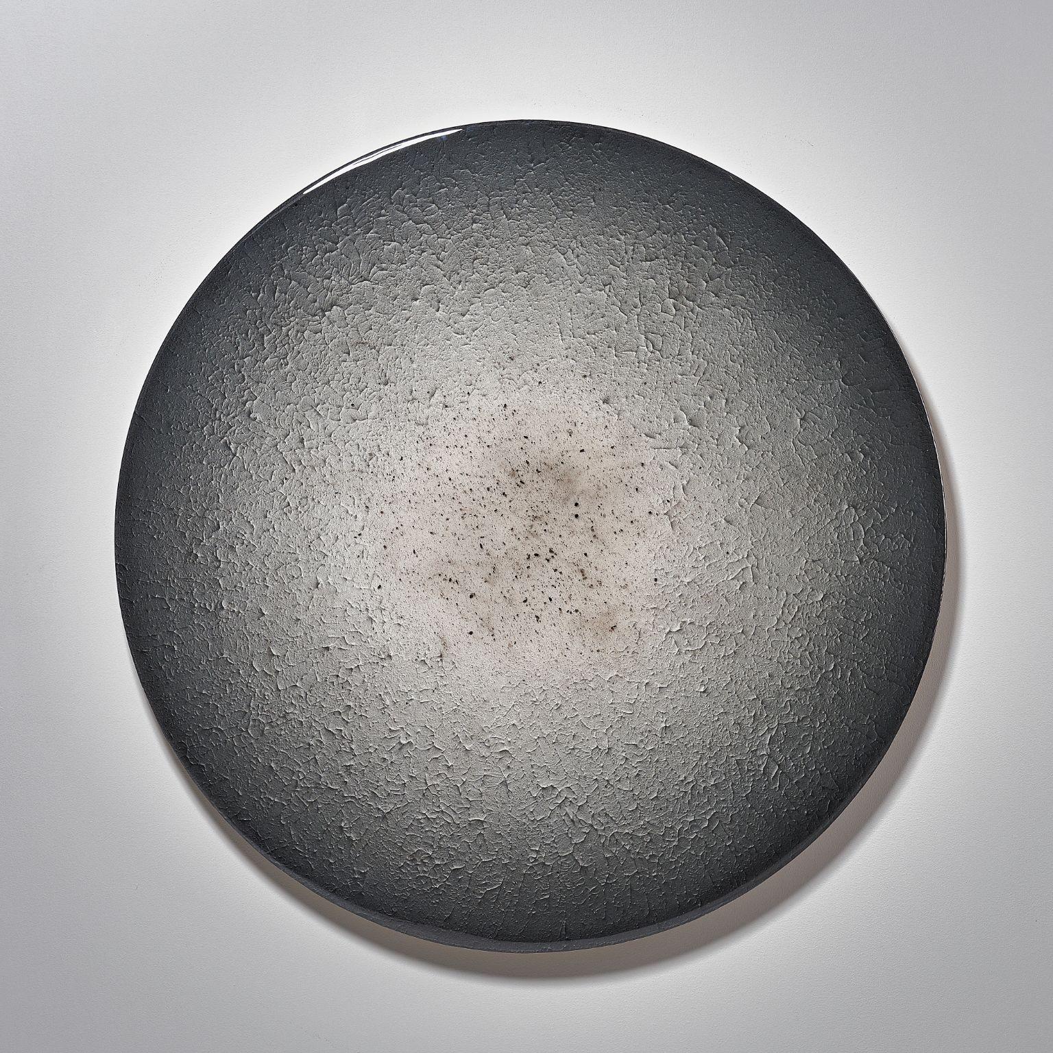 Ash minimaliste rond de Corine Vanvoorbergen
Dimensions : diamètre 130 cm
Matériaux : Laiton, bois, frêne, époxy et acrylique

 Le cendre symbolise le résultat, presque comme une relique de la passion intense qui a précédé. Ce n'est jamais la fin,