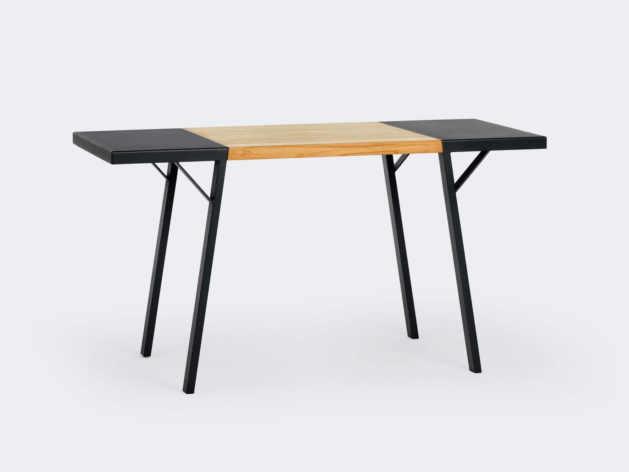 Moderne Table de bureau L avec cadre en frêne noir par Milla & Milli en vente