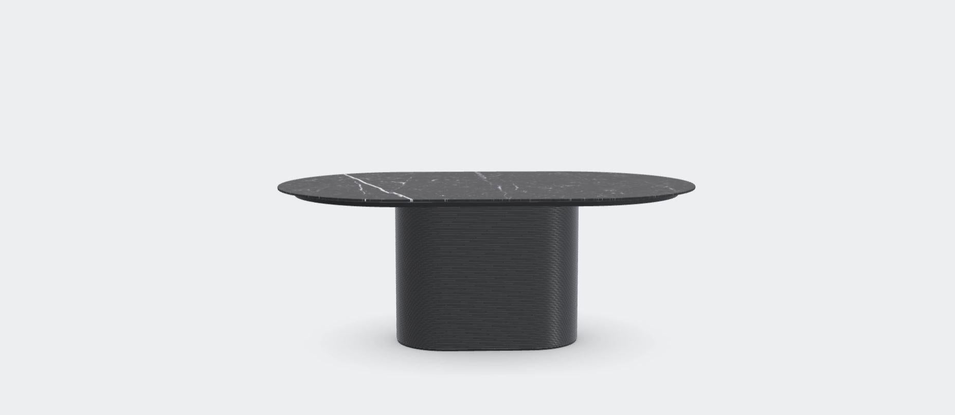Ash Noir Nero Marquina Waves Table de salle à manger L by Milla & Milli
Signé par Maša Vukmanović, Jelena Lukač Kirš, Jakov Šrajer.
Dimensions : L 240 x P 120 x H 75 cm : L 240 x P 120 x H 75 cm 
MATERIAL : Frêne noir, métal noir, marbre Nero