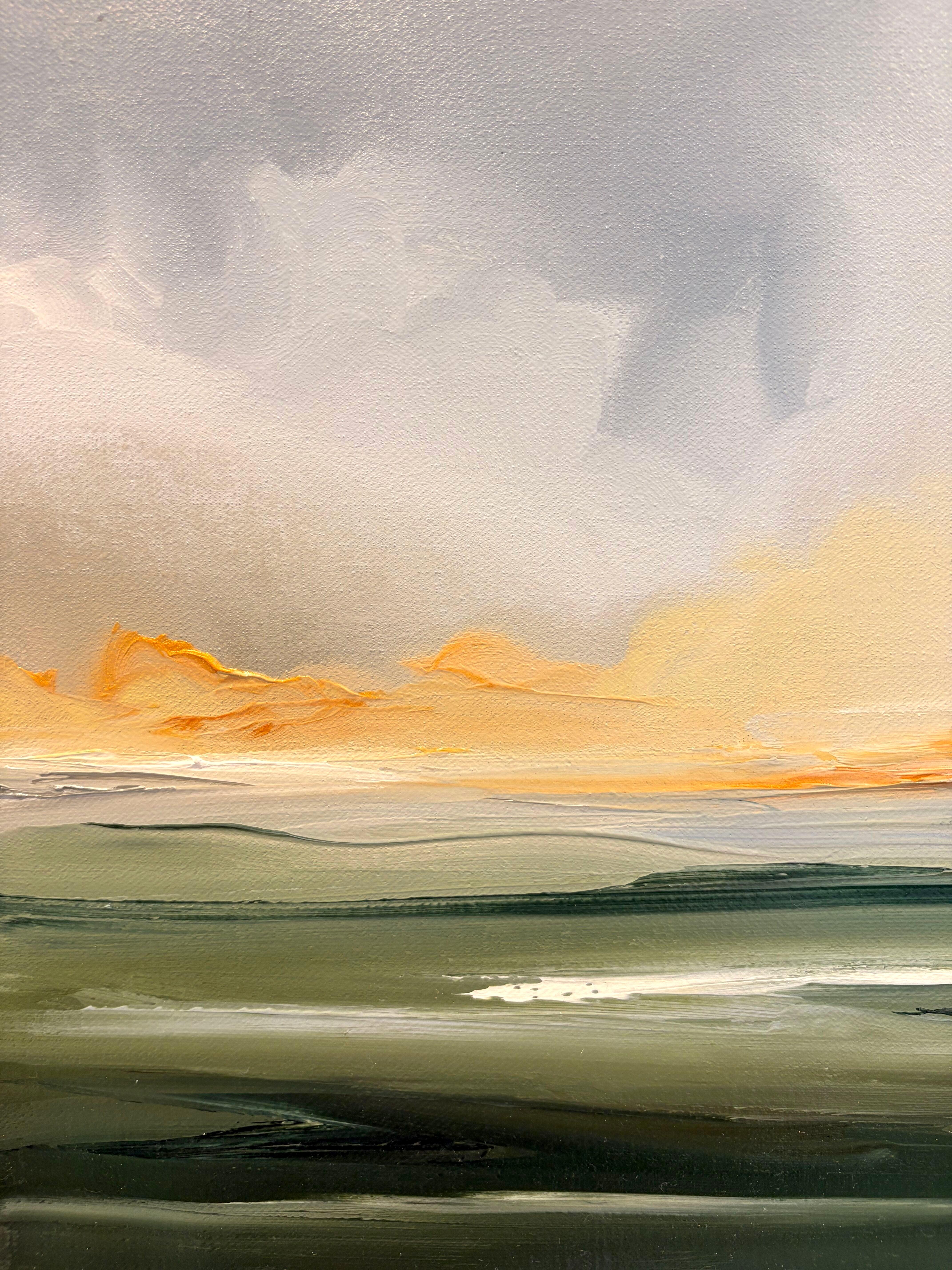 Das Ölgemälde English Fields von Ash Oaksmith zeigt einen fernen Horizont einer nordeuropäischen Landschaft und das weiche Licht des Nachmittags in einem weiten Himmelsbereich. Die Textur der dicken Farbe baut sich zusammen mit den Wolkenmassen auf