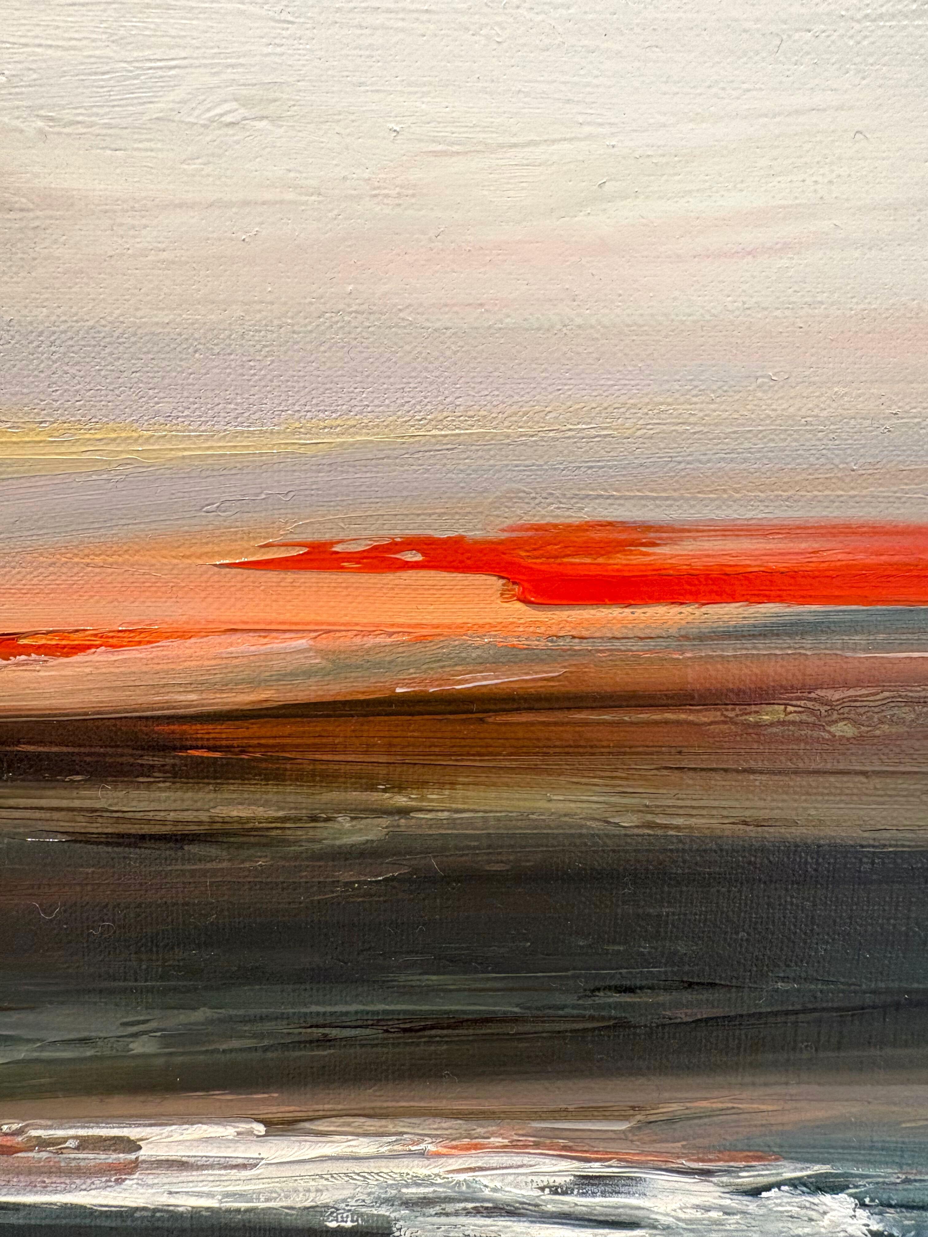 Dieses Ölgemälde von Ash Oaksmith zeigt einen fernen Horizont und das feurige Licht des Sonnenuntergangs, das durch die Wolken in einem weiten Morgenhimmel bricht. Die Textur der dicken Farbe baut sich zusammen mit den Wolkenmassen auf - vielleicht