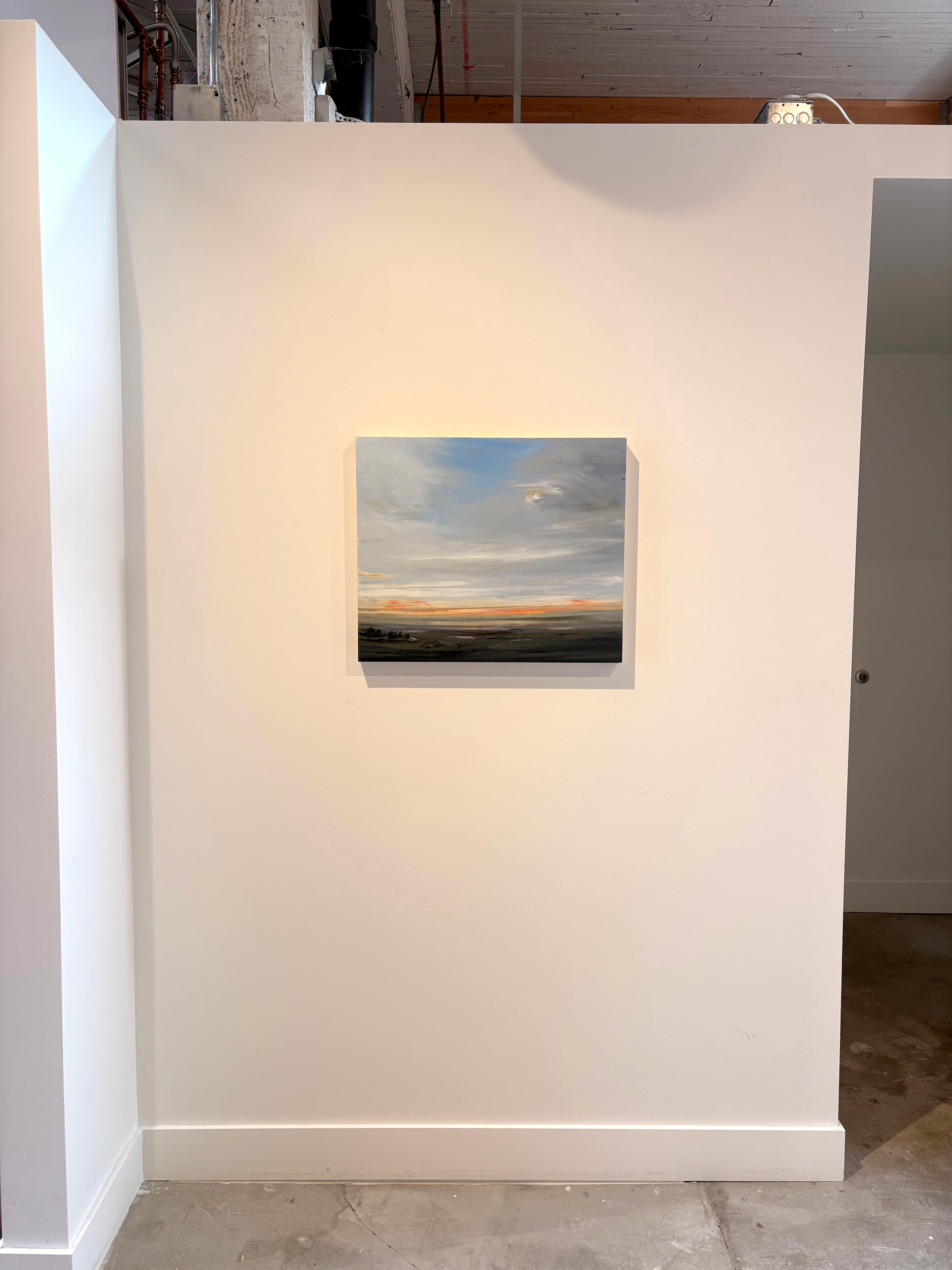 Dieses Ölgemälde von Ash Oaksmith zeigt einen weit entfernten Horizont und das mandarinenfarbene Licht des Sonnenaufgangs in einem weiten Morgenhimmel. Die Texturen der dicken Farbe bauen sich zusammen mit den Wolkenmassen auf - vielleicht klärt