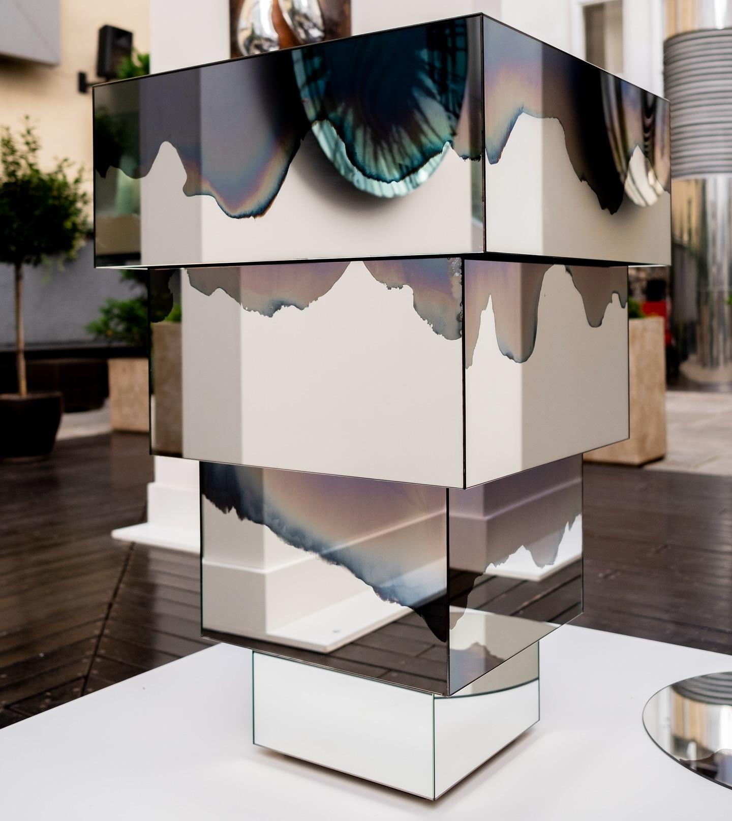 Table sculpturale en frêne fumée et miroir argenté Homa en vente 3