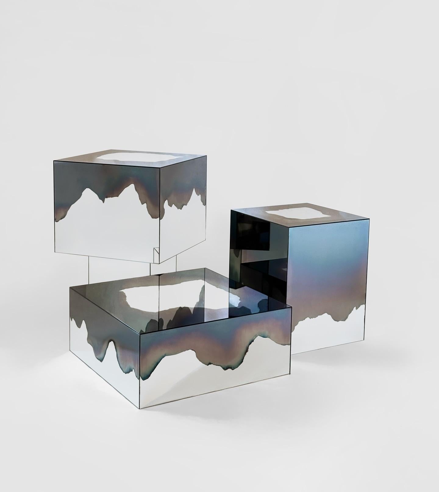 XXIe siècle et contemporain Table sculpturale en frêne fumée et miroir argenté Homa en vente