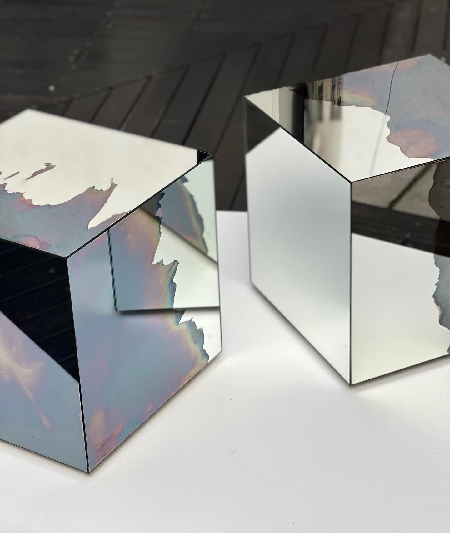Table sculpturale en frêne fumée et miroir argenté Homa en vente 1