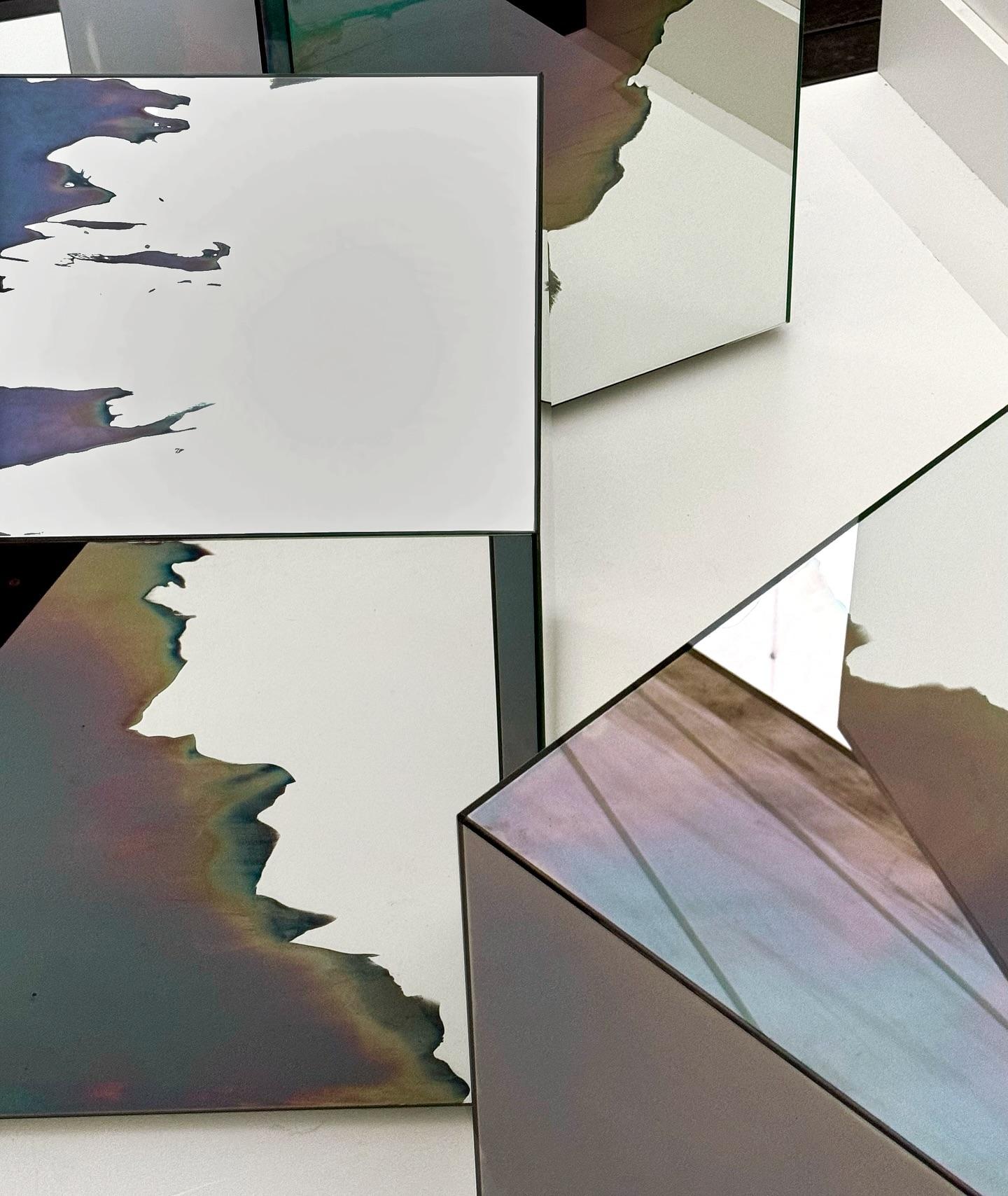 Table sculpturale en frêne fumée et miroir argenté Homa en vente 2
