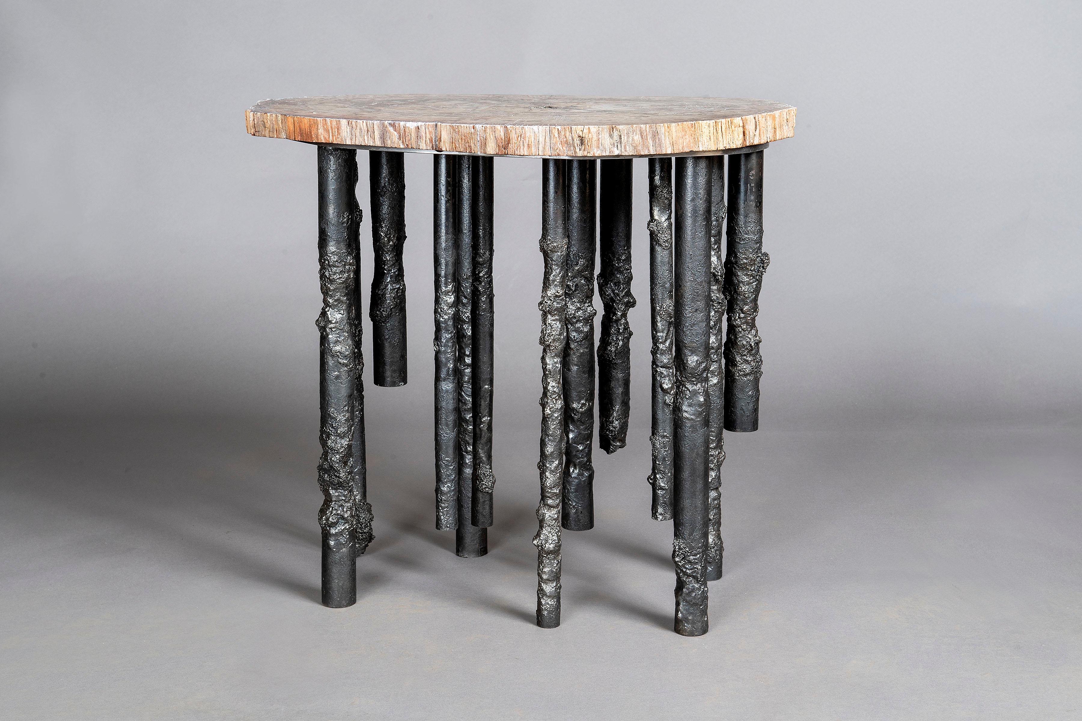 Handgefertigter skulpturaler Beistelltisch aus versteinertem Holz und Stahl aus Eisen, Unikat im Zustand „Neu“ im Angebot in East Hampton, NY