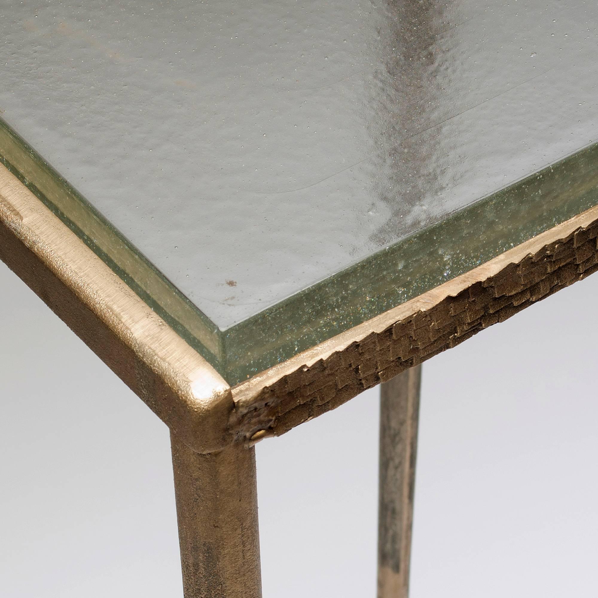 Eschenholz-Beistelltisch aus Bronze und Glas von Gregory Nangle (21. Jahrhundert und zeitgenössisch) im Angebot