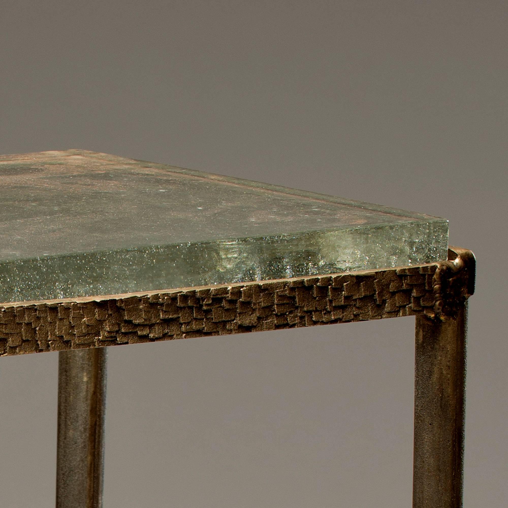 Eschenholz-Beistelltisch aus Bronze und Glas von Gregory Nangle im Angebot 1