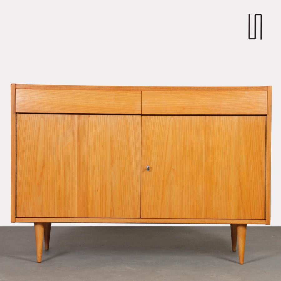 L'éditeur tchèque UP Zavody a fabriqué ce buffet en bois vintage dans les années 1960. Il se compose de deux portes battantes et de deux tiroirs disposés sur la longueur de la pièce. Ce meuble est en bon état d'origine.