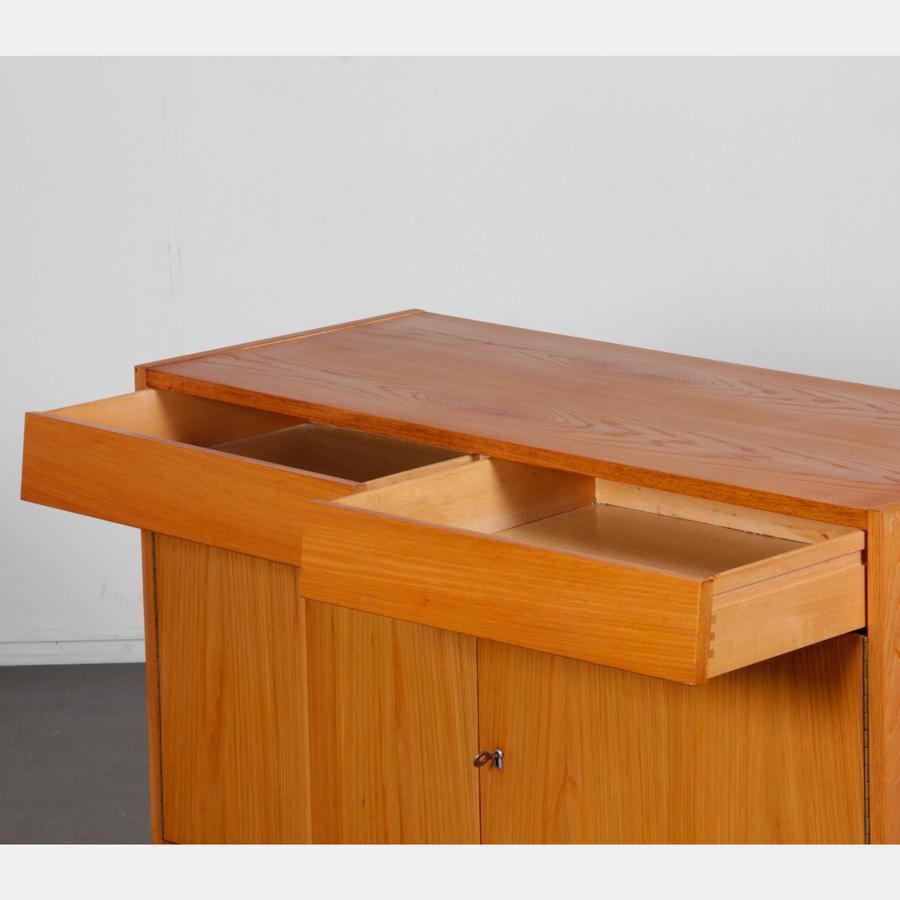 Buffet en frêne édité par Up&Up dans les années 1960 Bon état - En vente à MONTESSON, FR