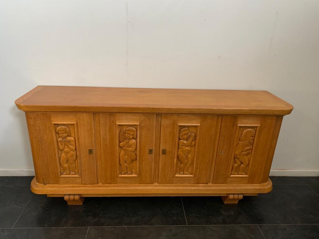Sideboard in solid ash, with finely carved tiles with cherubs that identify the 4 seasons. Interior in rosewood. original and overhauled hinges, locks and keys, restored polishing light signs of wear and ready for use.

Packaging with bubble wrap