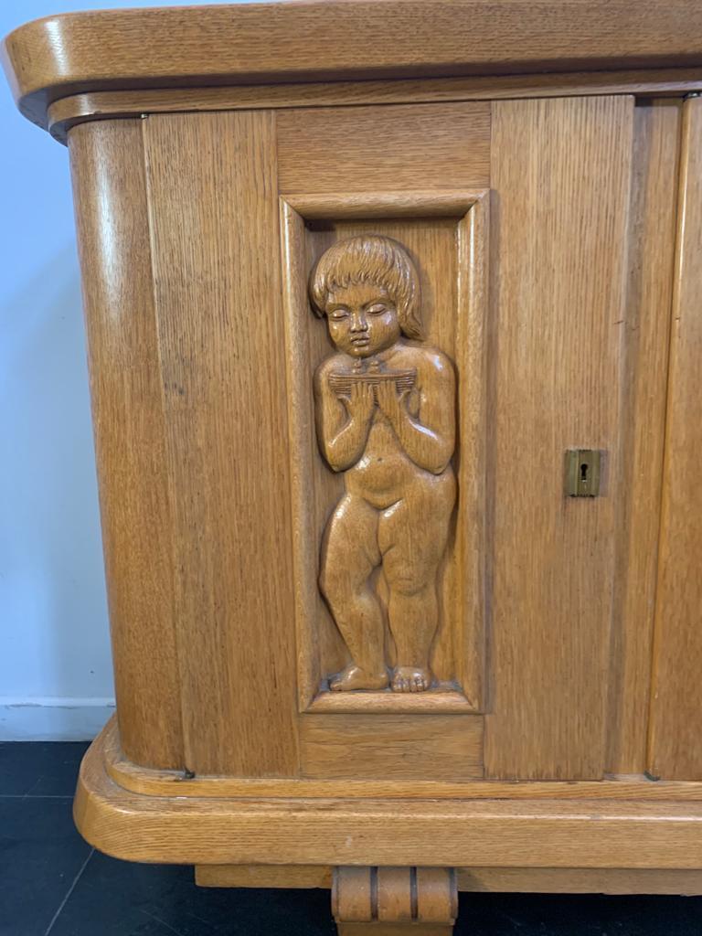Enfilade en frêne avec panneaux sculptés, années 1930 Bon état - En vente à Montelabbate, PU