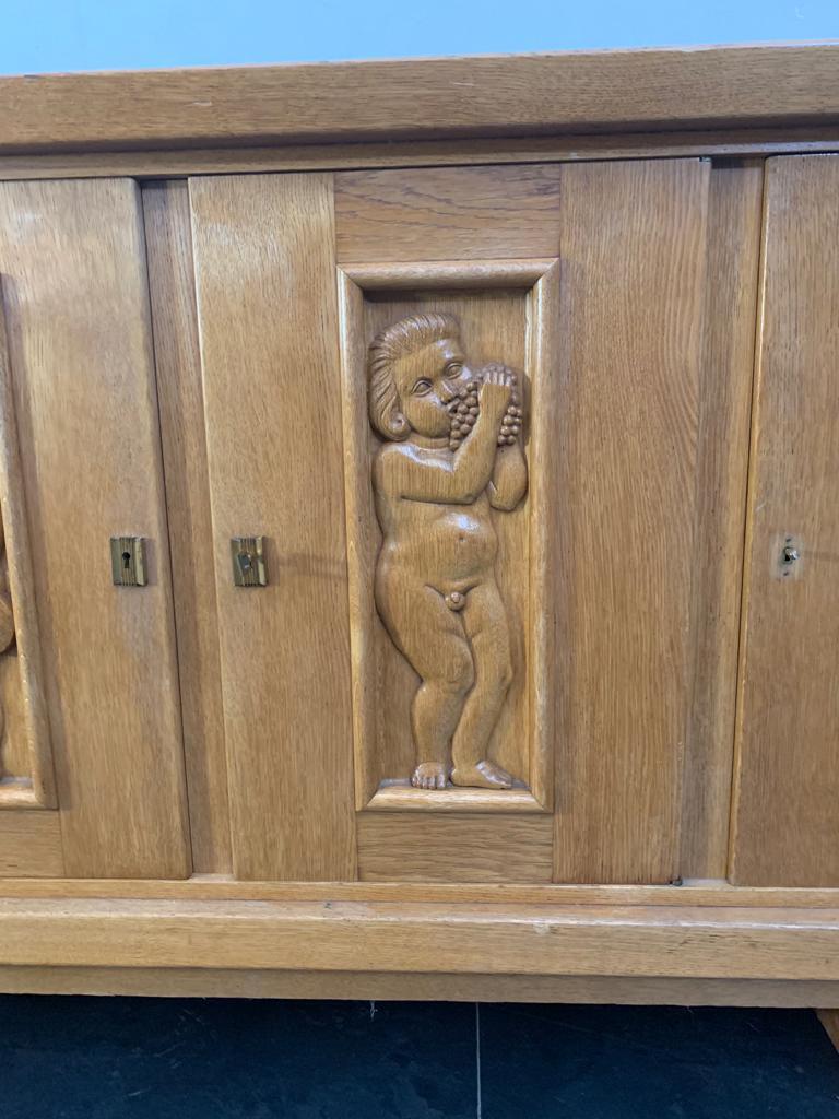 Frêne Enfilade en frêne avec panneaux sculptés, années 1930 en vente