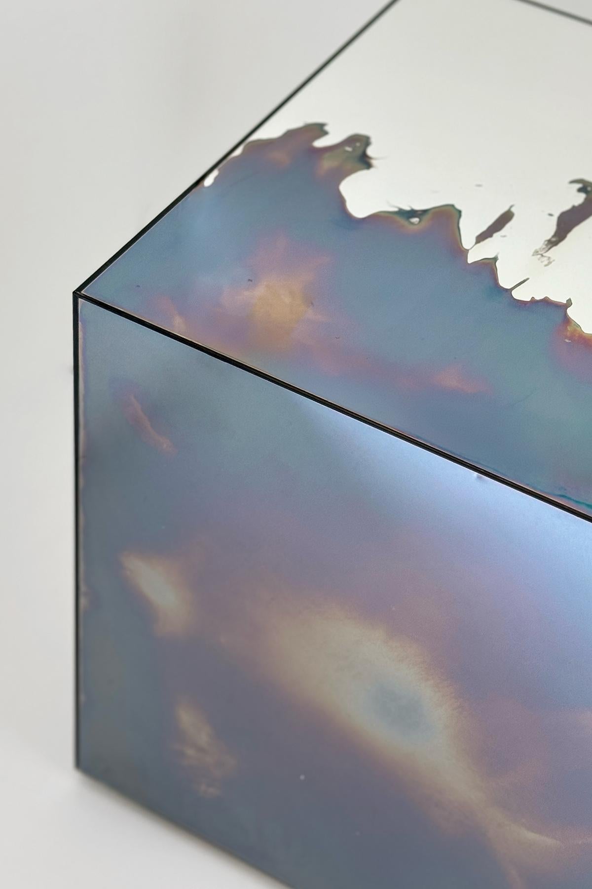 Turc Table sculpturale en frêne fumée et miroir argenté Homa en vente