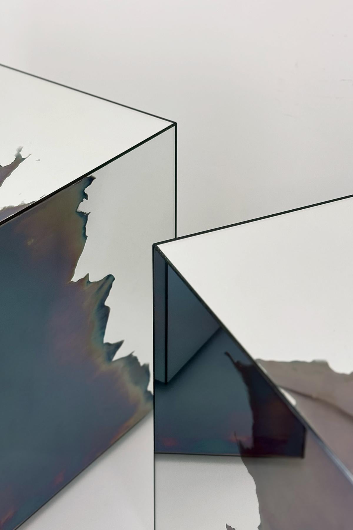 Table sculpturale en frêne fumée et miroir argenté Homa Neuf - En vente à Geneve, CH