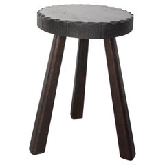 Tabouret en frêne à trois pieds, plateau rond, style espagnol, France circa 1940