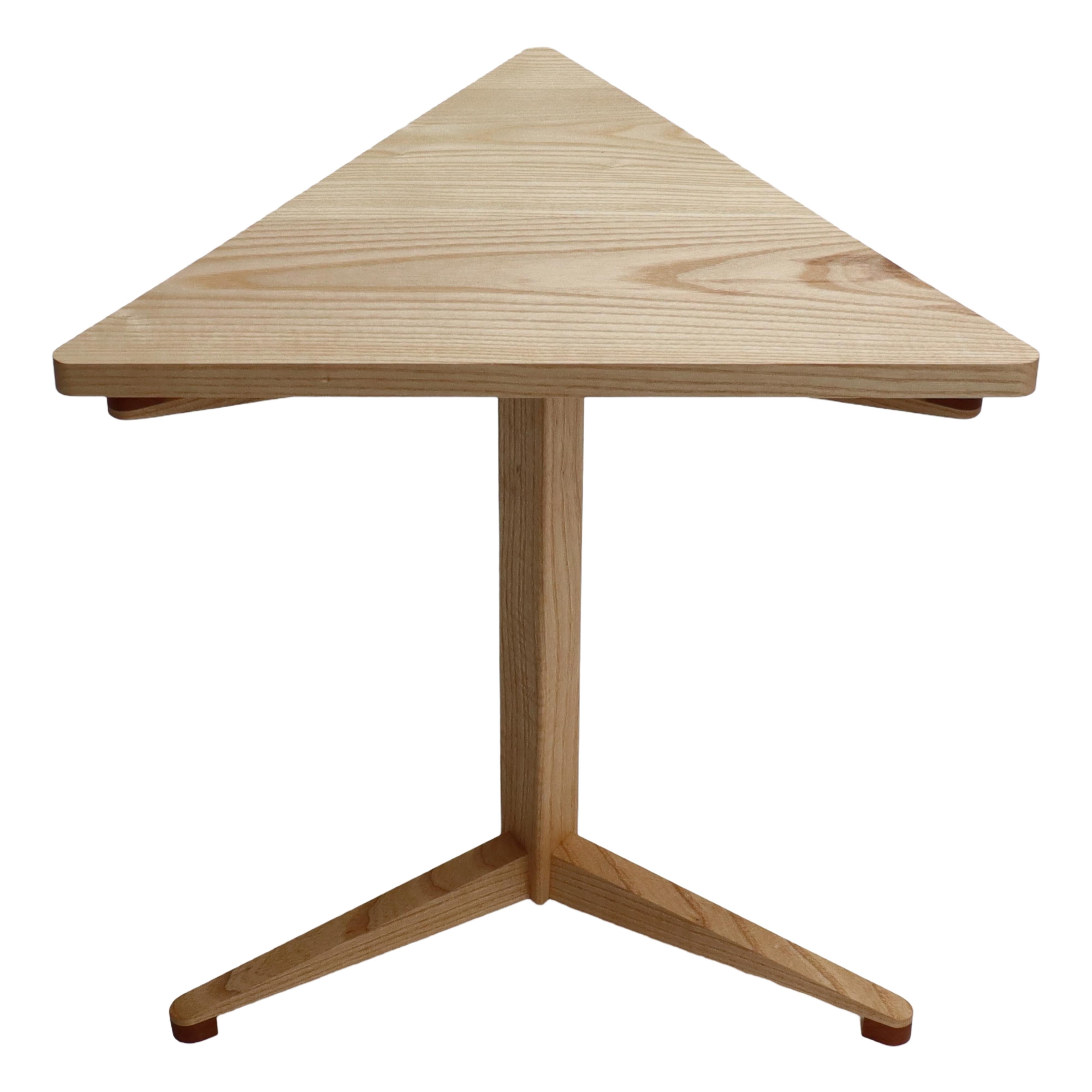 Ce guéridon triforme en frêne a été fabriqué avec le plus grand soin et la plus grande attention aux détails. Inspirées du design minimaliste contemporain, ses lignes nettes et épurées et sa symétrie ajoutent équilibre et harmonie à votre espace de