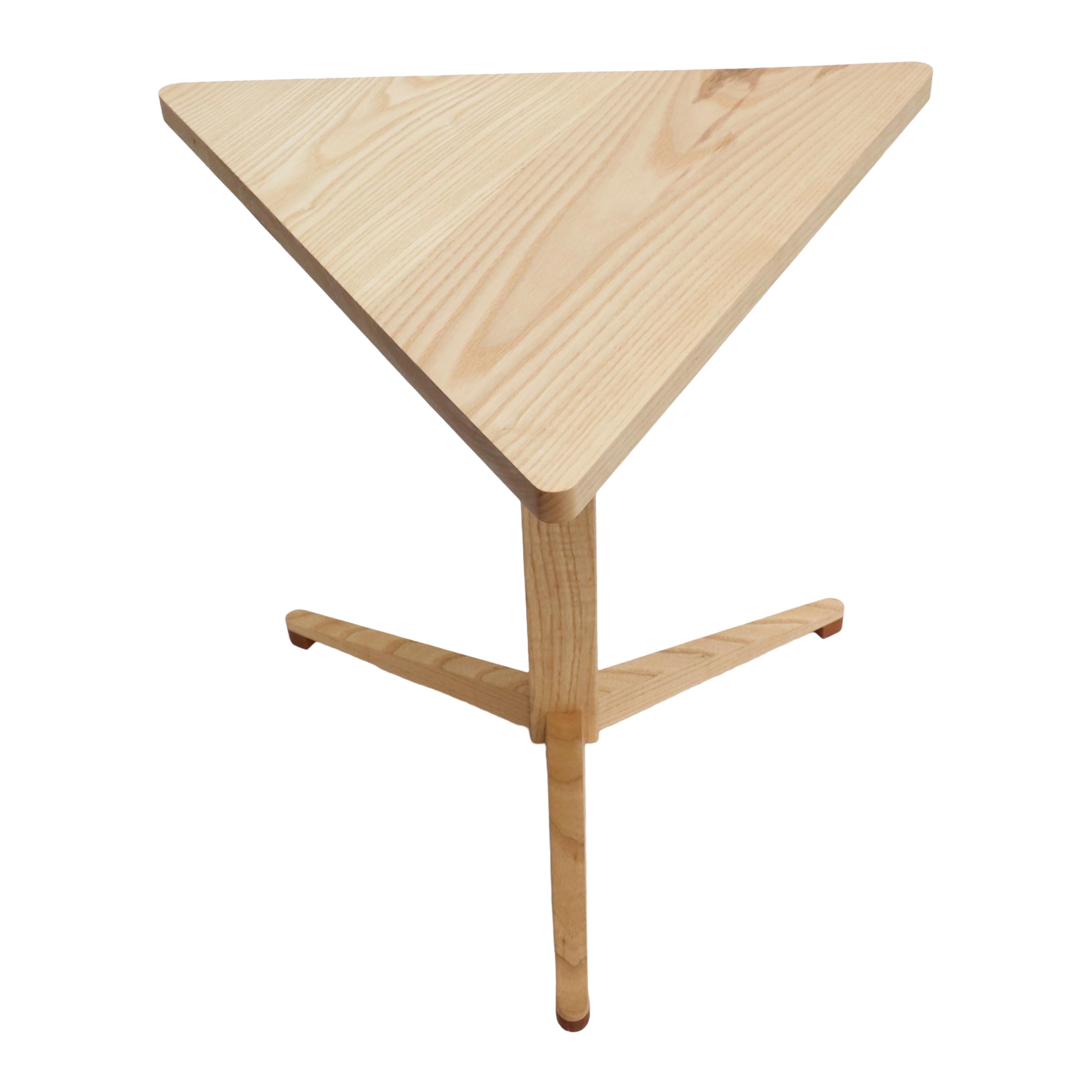 Moderne Table d'appoint à piédestaux triforme de frêne en vente