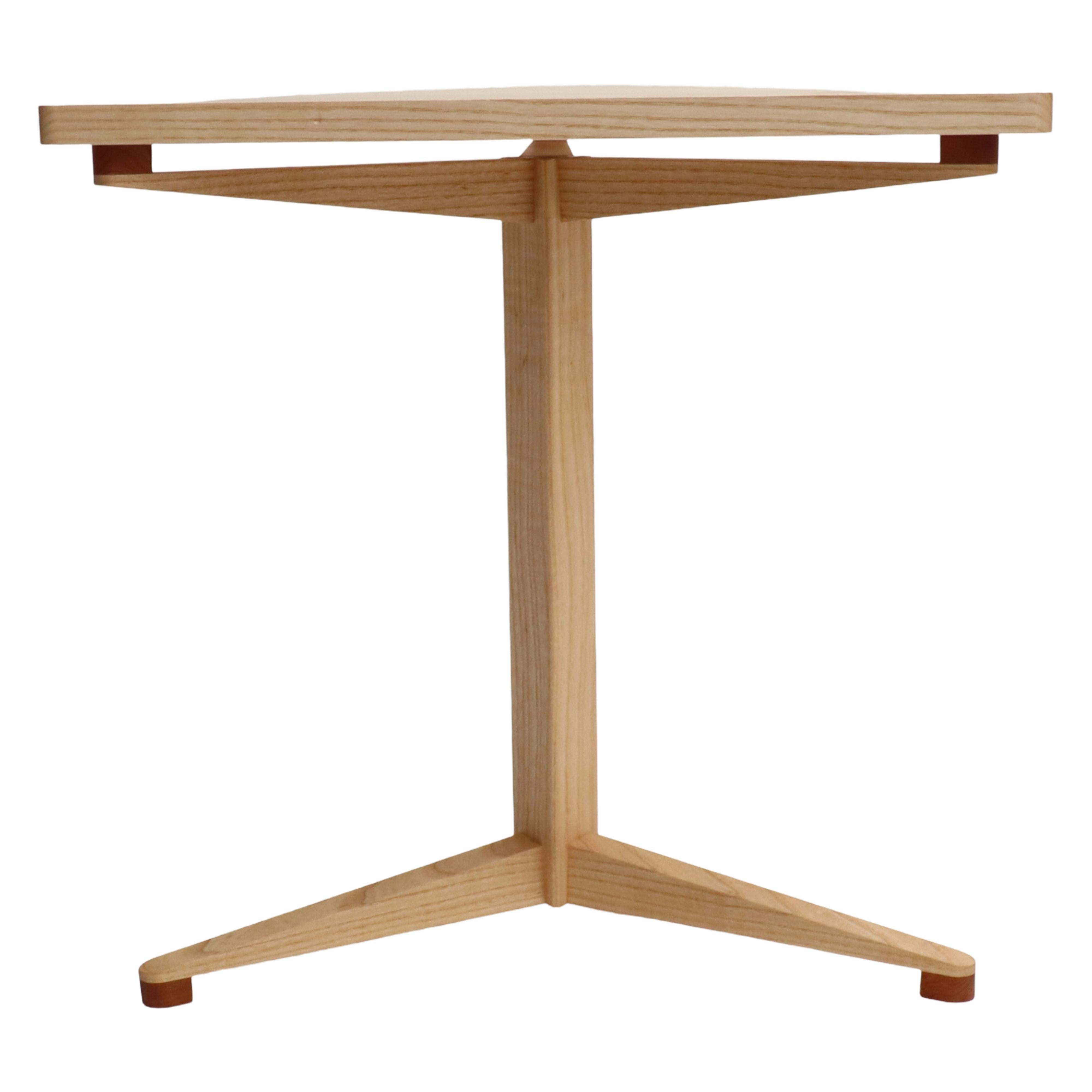 Britannique Table d'appoint à piédestaux triforme de frêne en vente