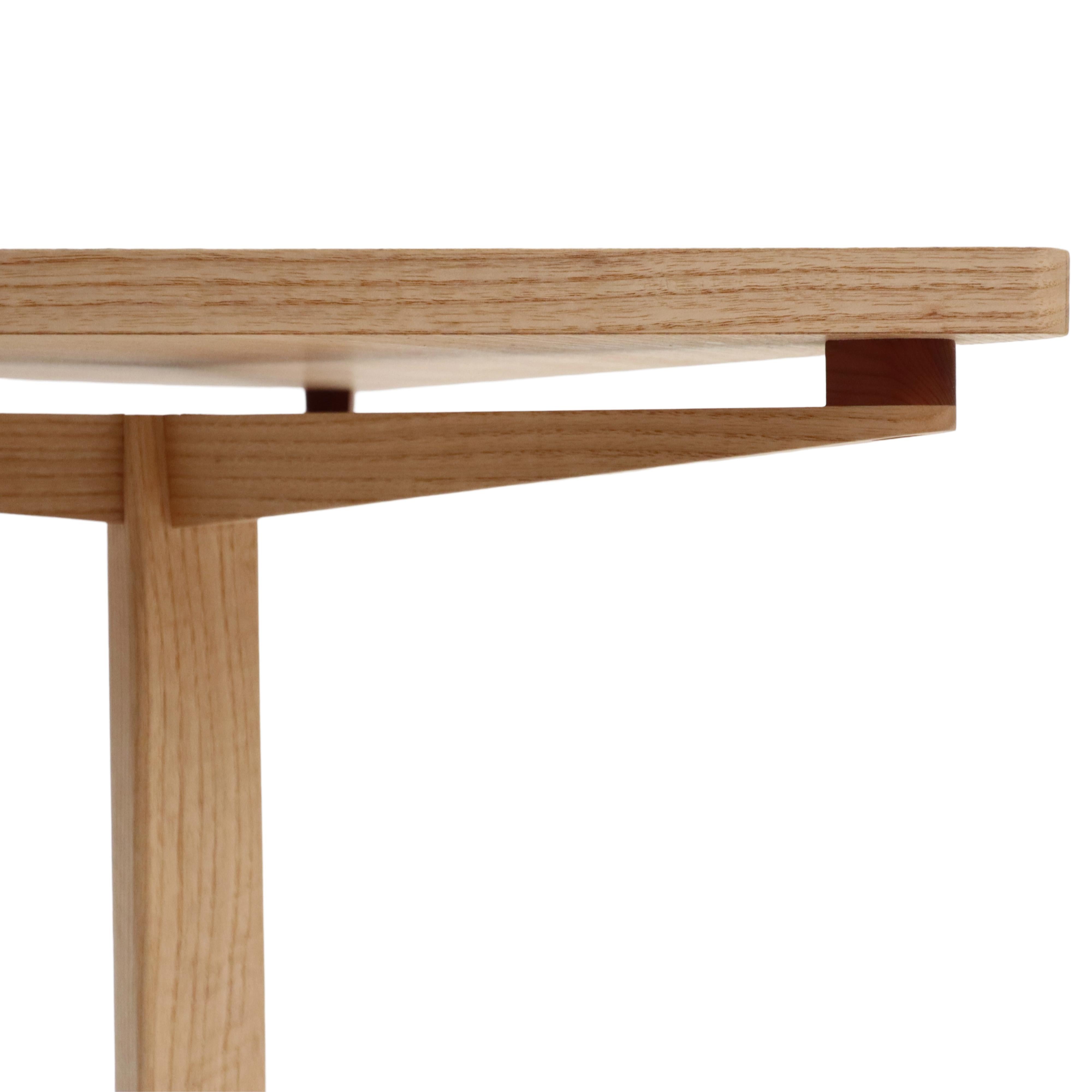 Table d'appoint à piédestaux triforme de frêne Neuf - En vente à Skipton, GB