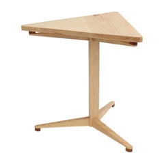 Mesa auxiliar con pedestal Triform de fresno