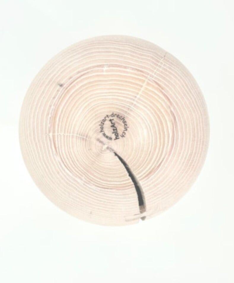 Patrick Rapp tourne des objets à main levée et est enseignant. Il vit et travaille en Suisse et a commencé sa carrière en studio en 2006. 

'Avec mes objets, j'essaie de répondre au bois par un design simple et de faire ressortir la beauté qui