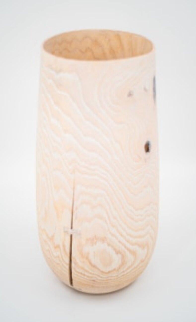 Suisse Vase en frêne brossé avec de la crème blanche par Patrick Rapp en vente