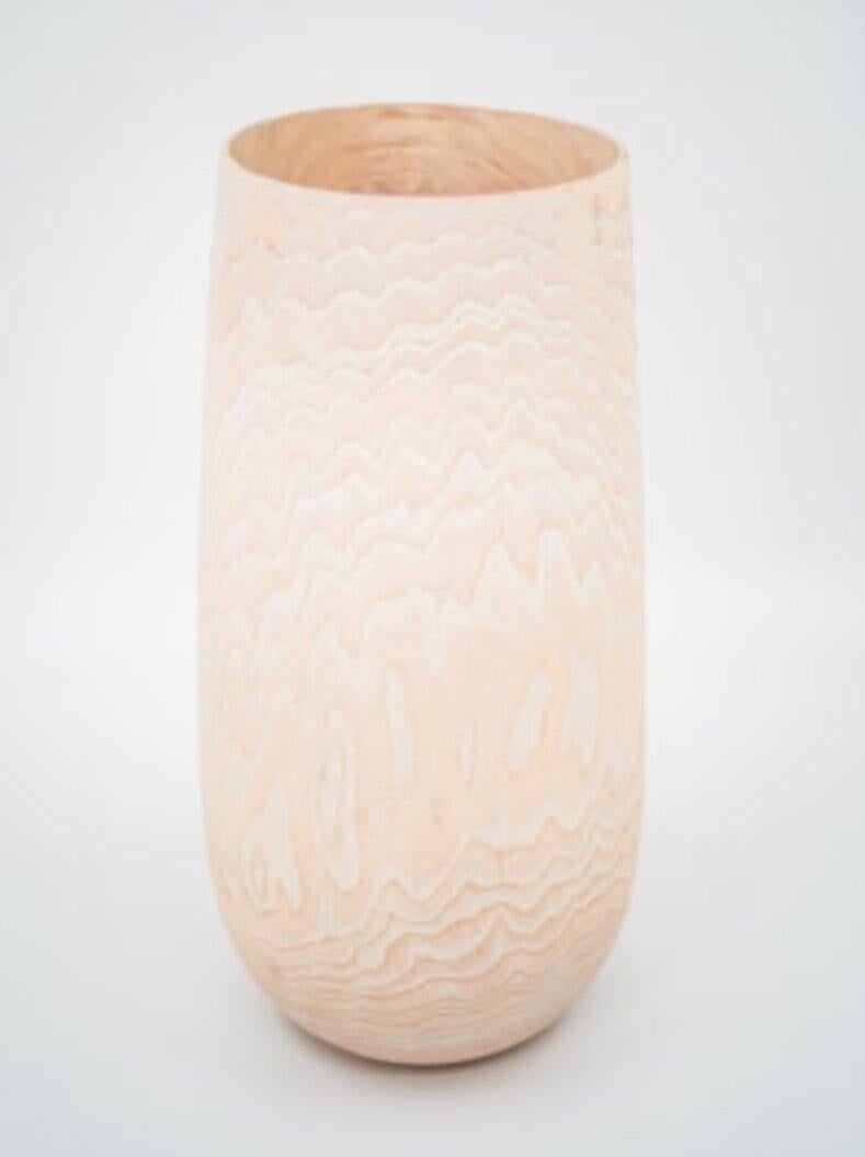 Brossé Vase en frêne brossé avec de la crème blanche par Patrick Rapp en vente