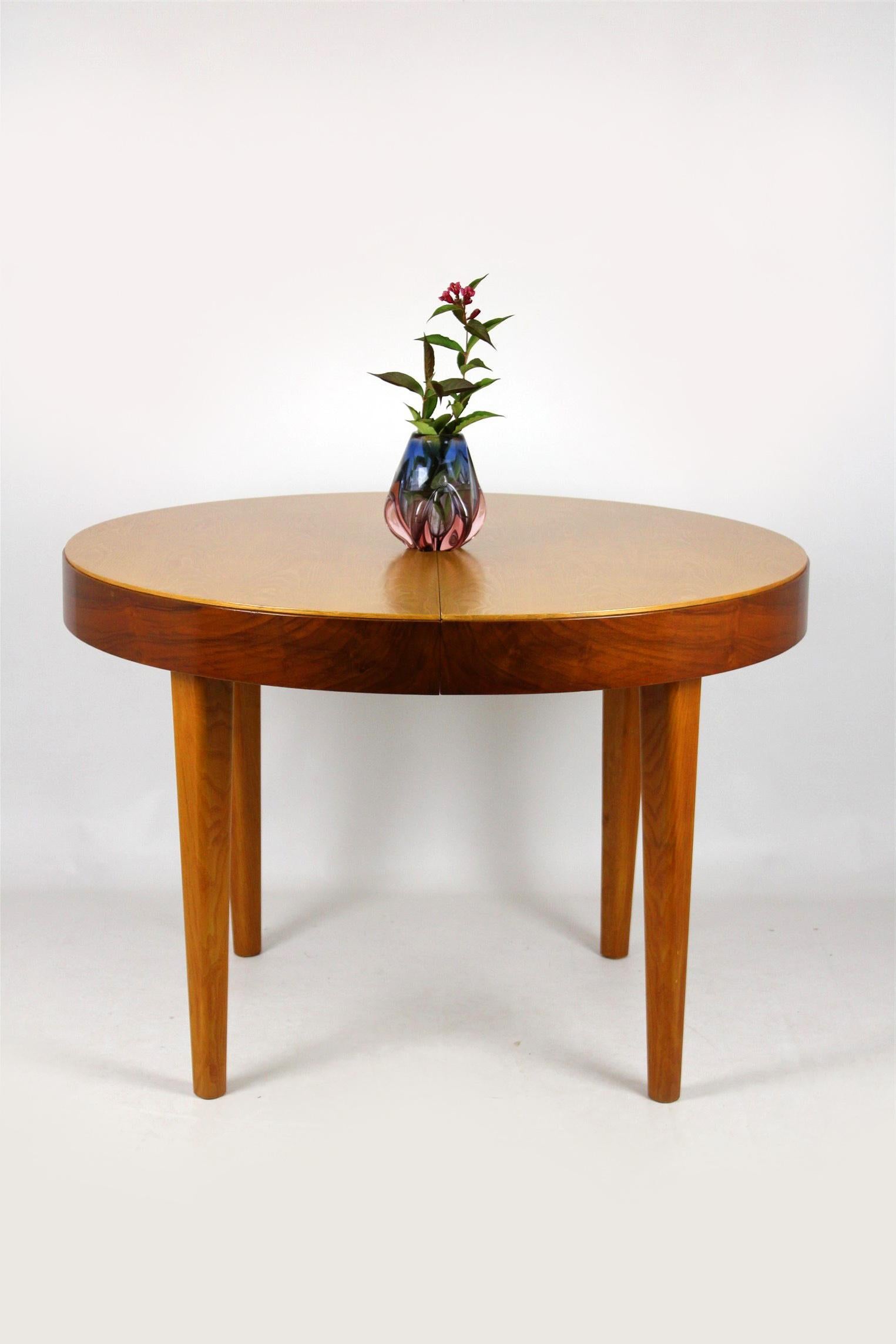 Ash & Walnut Extendable Round Dining Table from Jitona Sobeslav, 1954 In Good Condition In Żory, PL