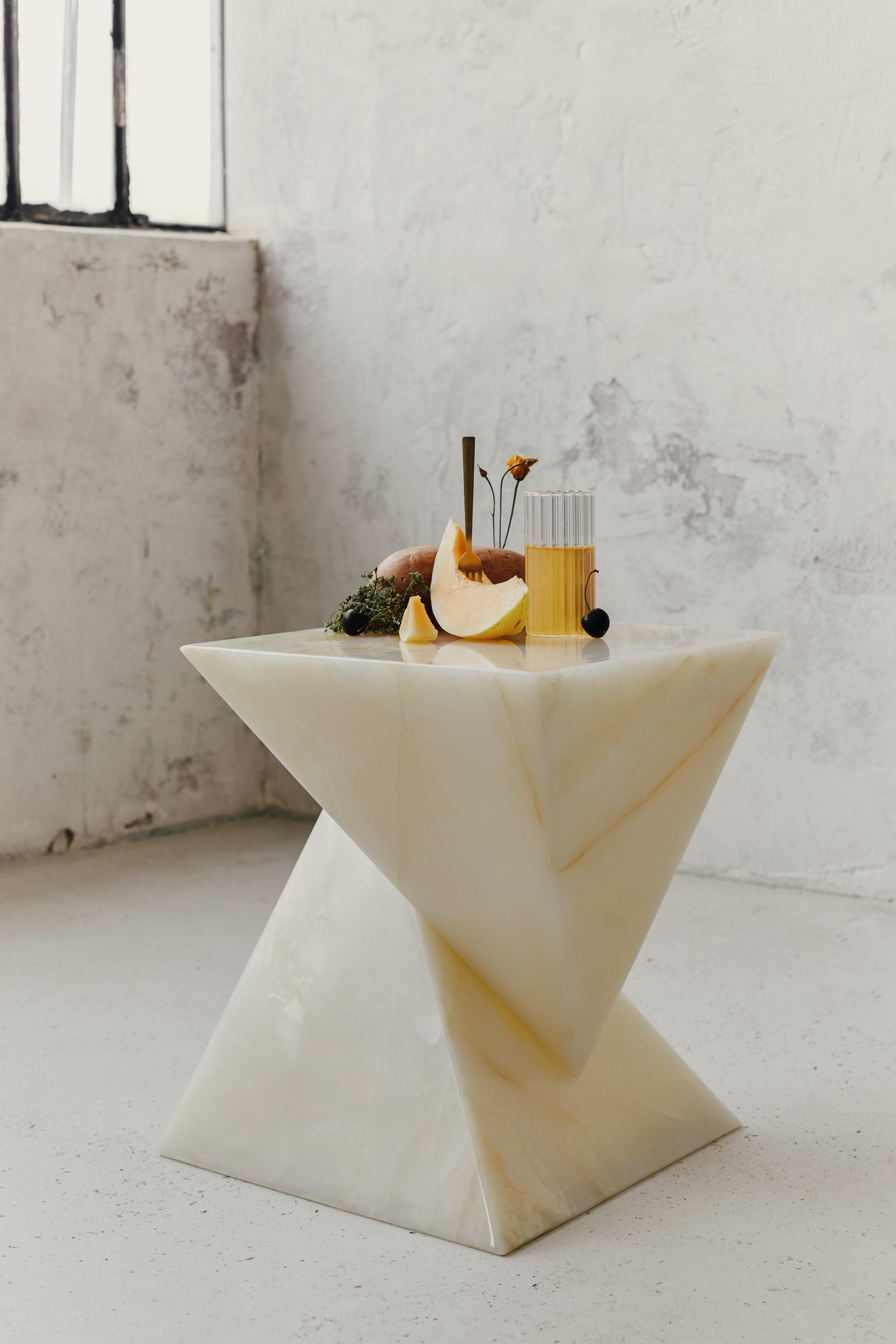 Hourglass Shape Ash White Onyx Side Table by RAFFINATO In New Condition For Sale In Geneve, CH