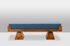 Panca in legno di frassino rivestita in velluto blu ghiacciaio. Contemporaneo.
