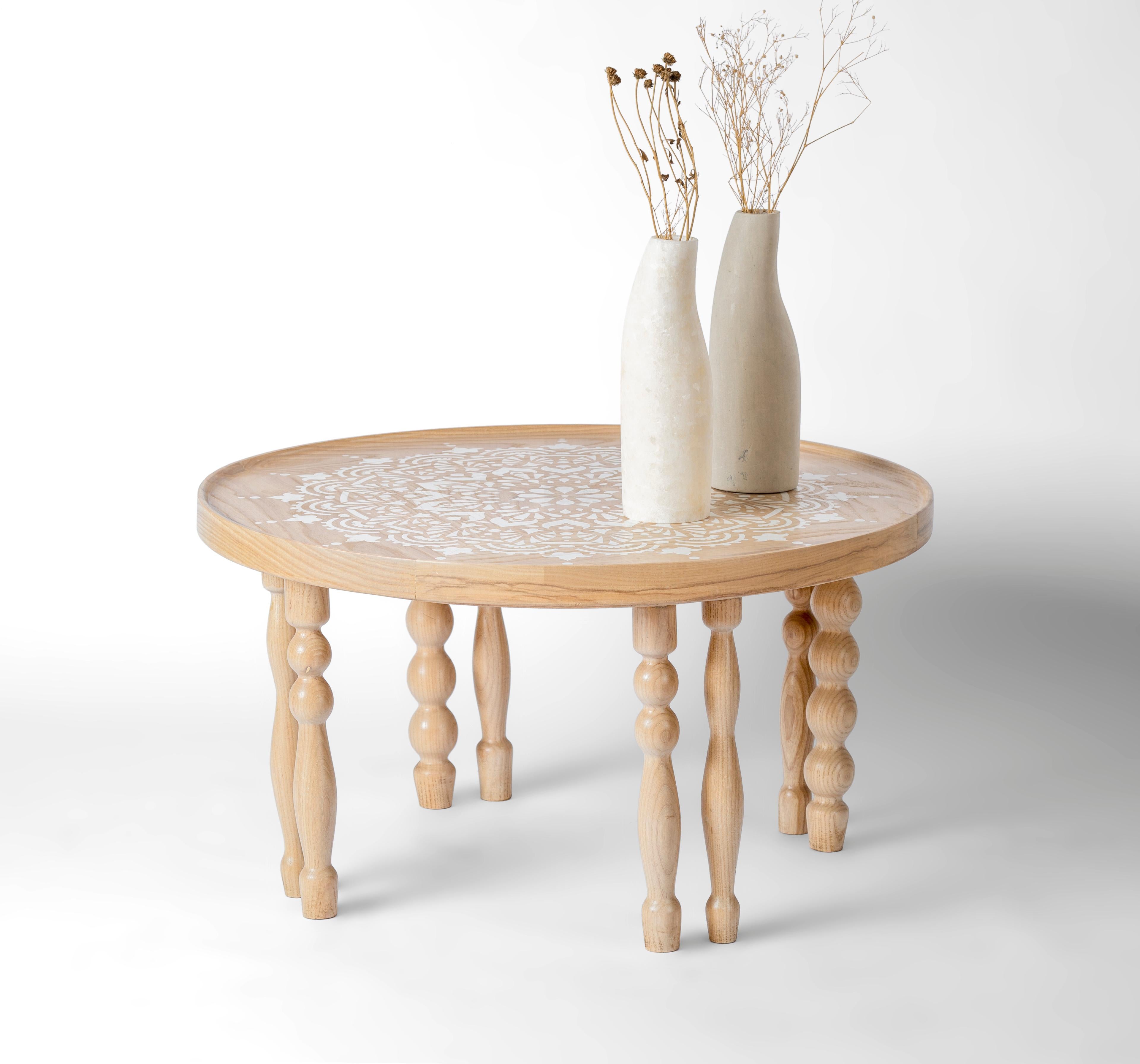 Table basse en bois de frêne avec des pieds inspirés de l'Arabesque et un motif de mandala pochoir.
Une table classique avec une touche contemporaine, notre table basse Funky Fusion est fabriquée en bois de frêne avec un motif Mandala fait au