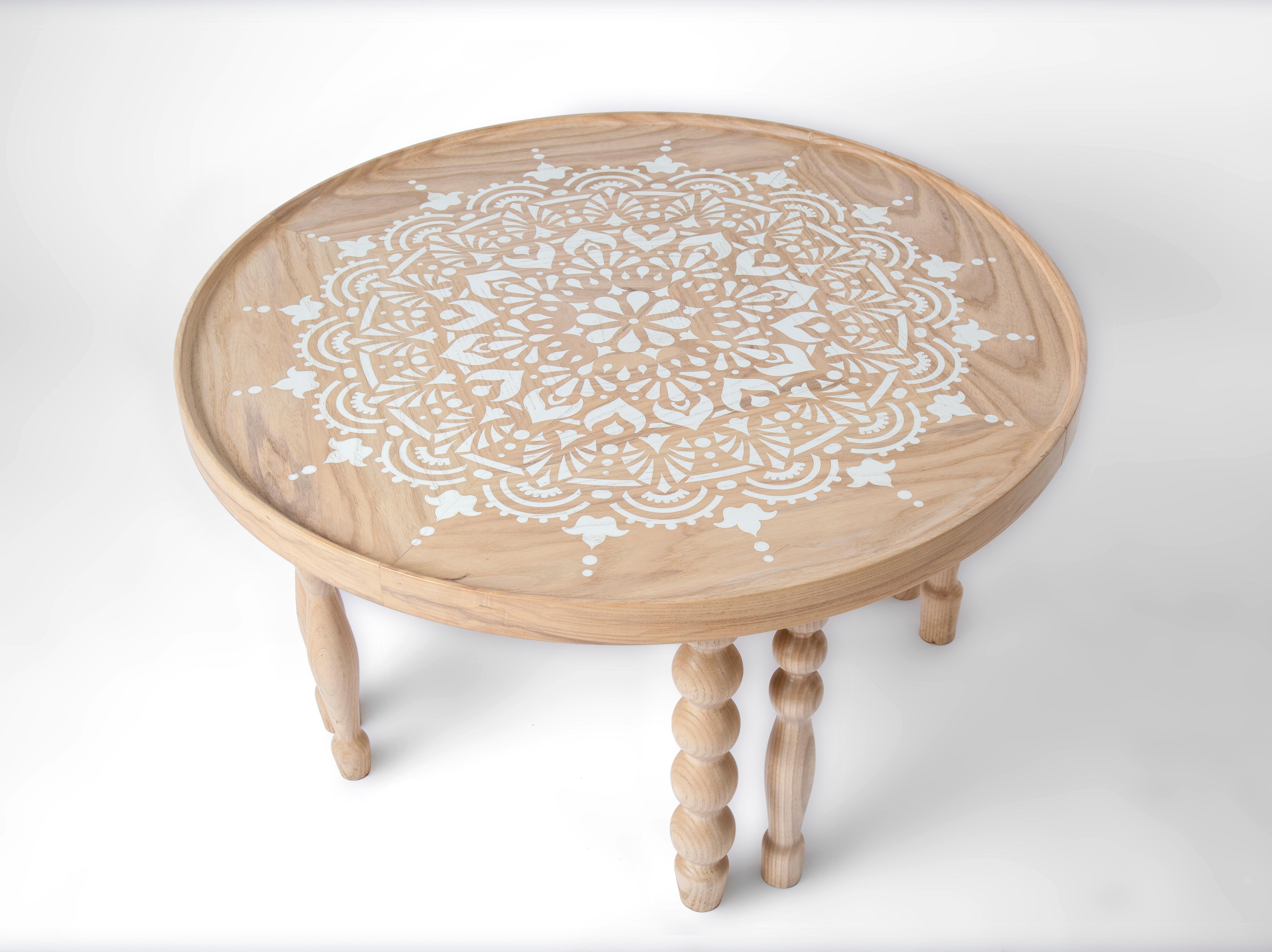 Moderne Table basse en bois de frêne avec pieds d'inspiration arabesque et motif de Mandala essuyé en vente