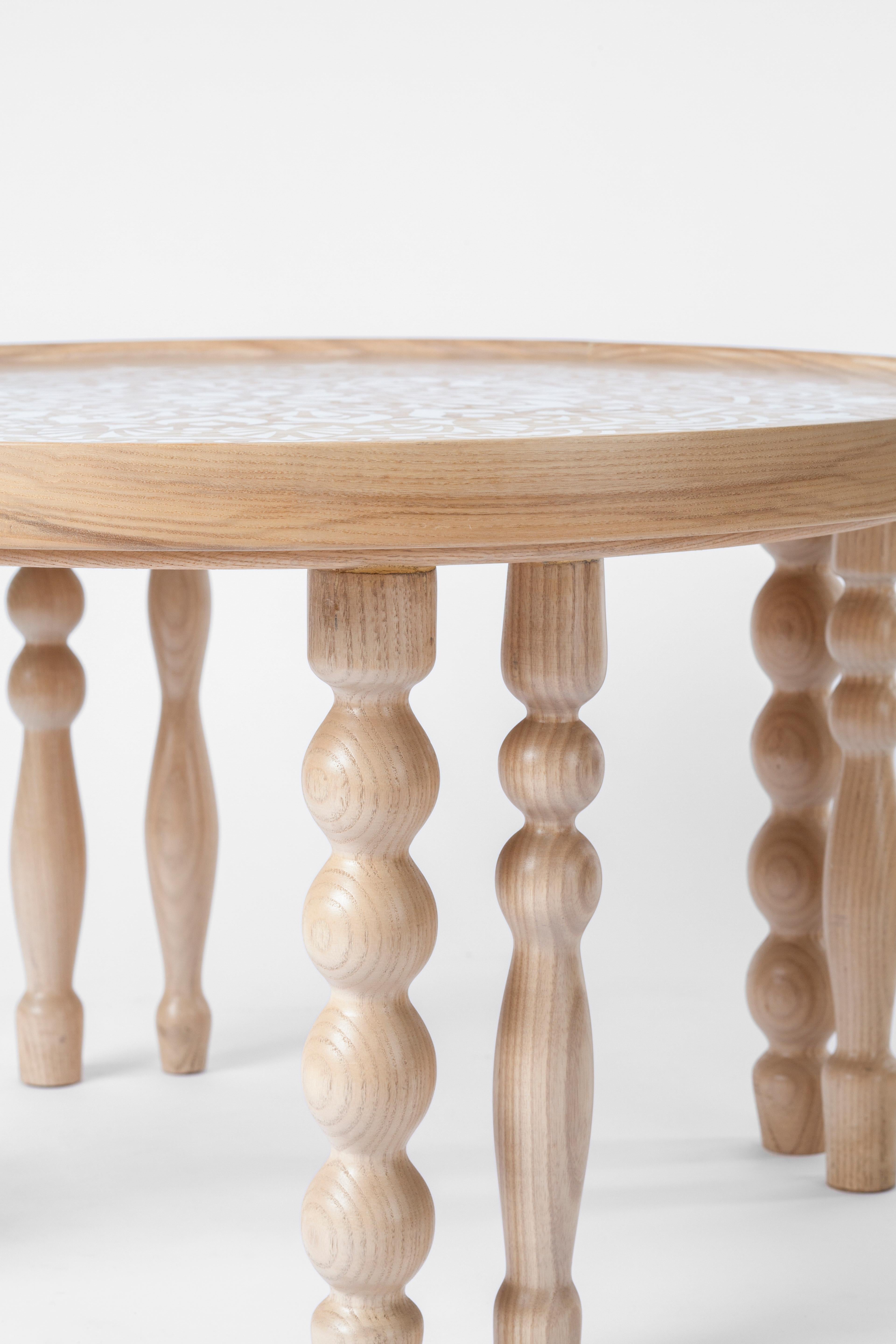 Africain Table basse en bois de frêne avec pieds d'inspiration arabesque et motif de Mandala essuyé en vente